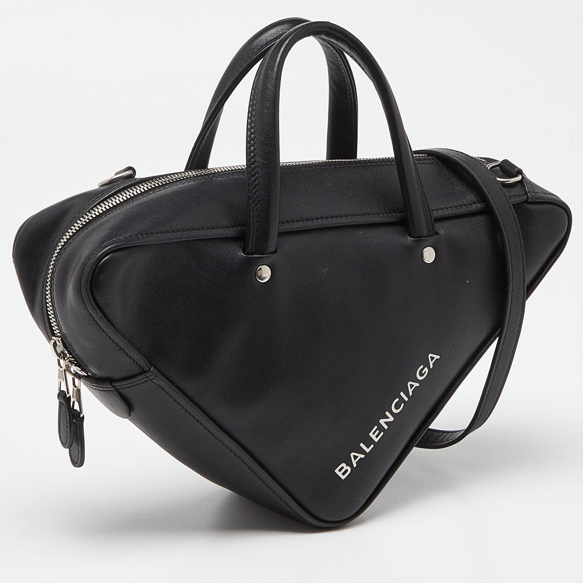Balenciaga - Petit sac de sport triangle en cuir noir en vente 6