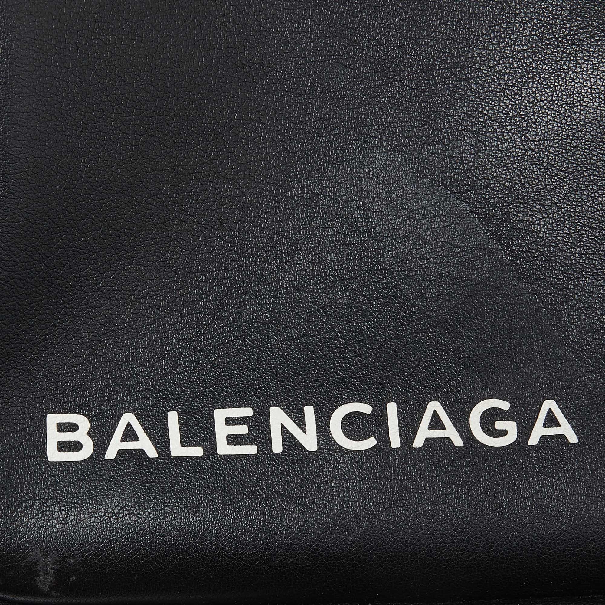 Balenciaga - Petit sac de sport triangle en cuir noir Pour femmes en vente