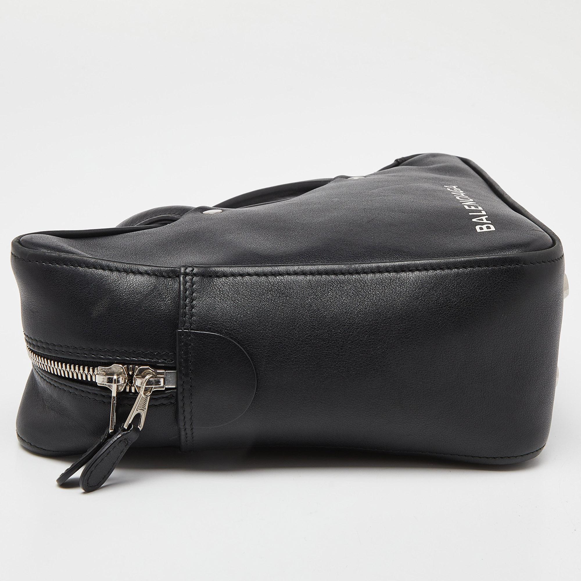 Balenciaga - Petit sac de sport triangle en cuir noir en vente 1