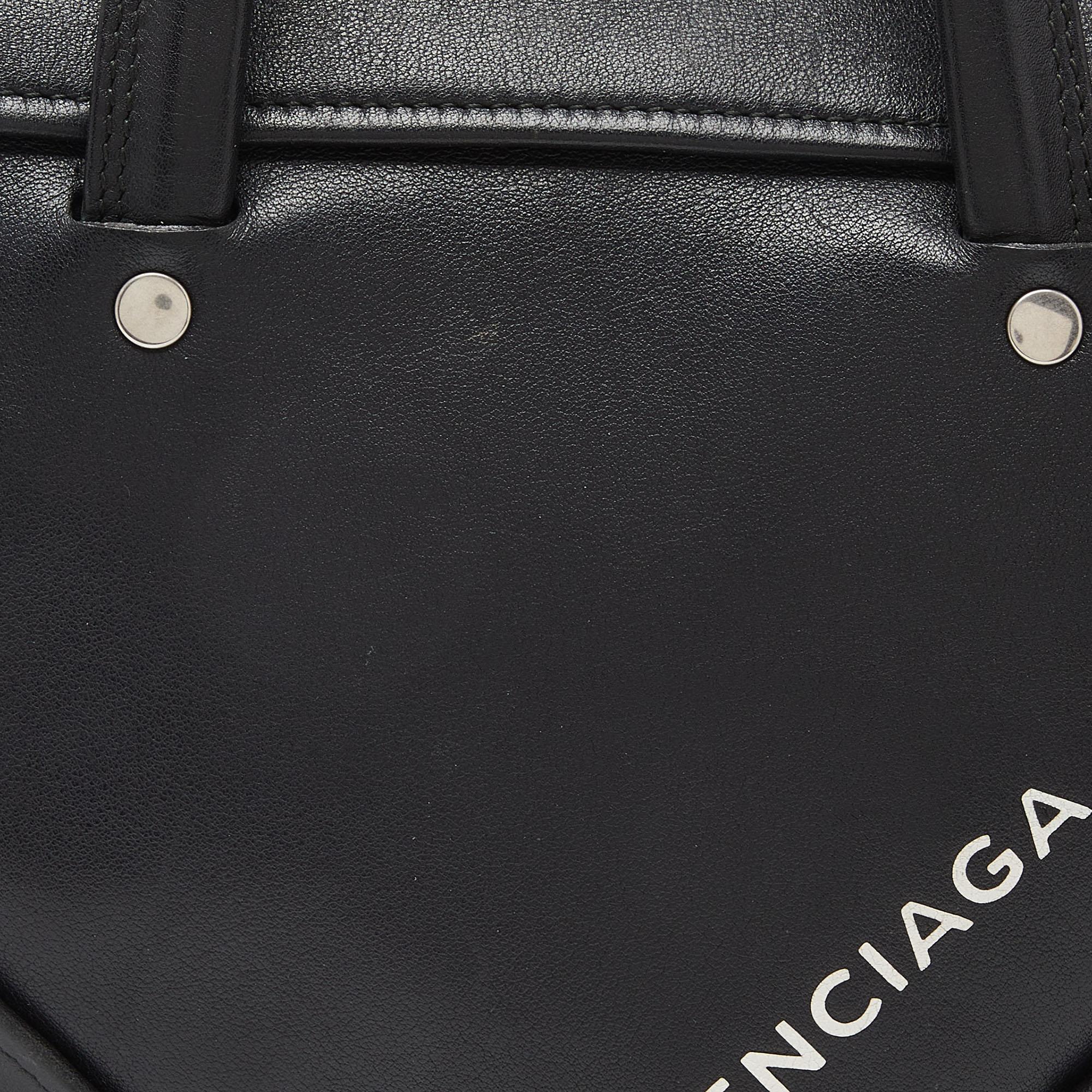 Balenciaga - Petit sac de sport triangle en cuir noir en vente 3