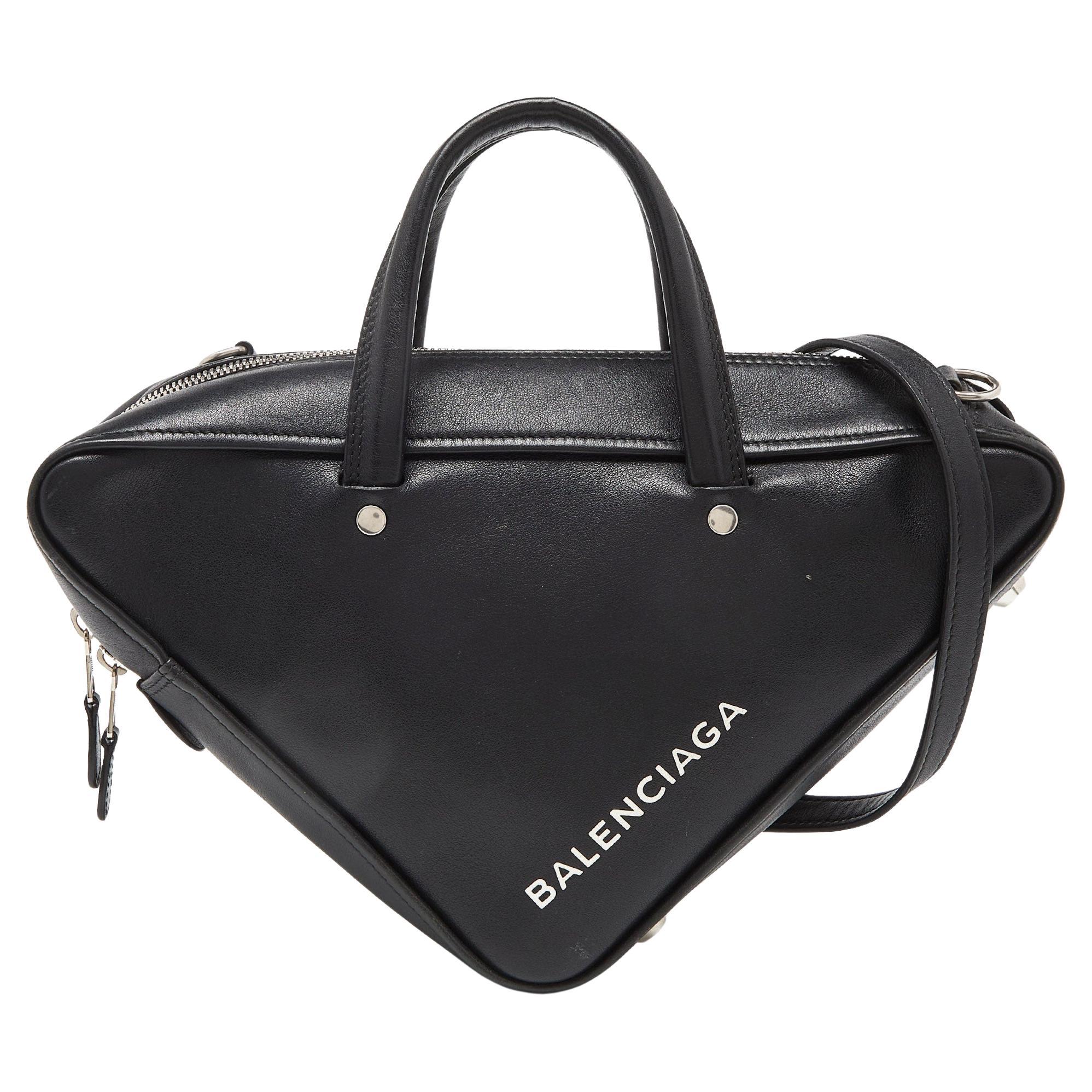 Balenciaga - Petit sac de sport triangle en cuir noir en vente