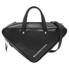 Balenciaga - Petit sac de sport triangle en cuir noir