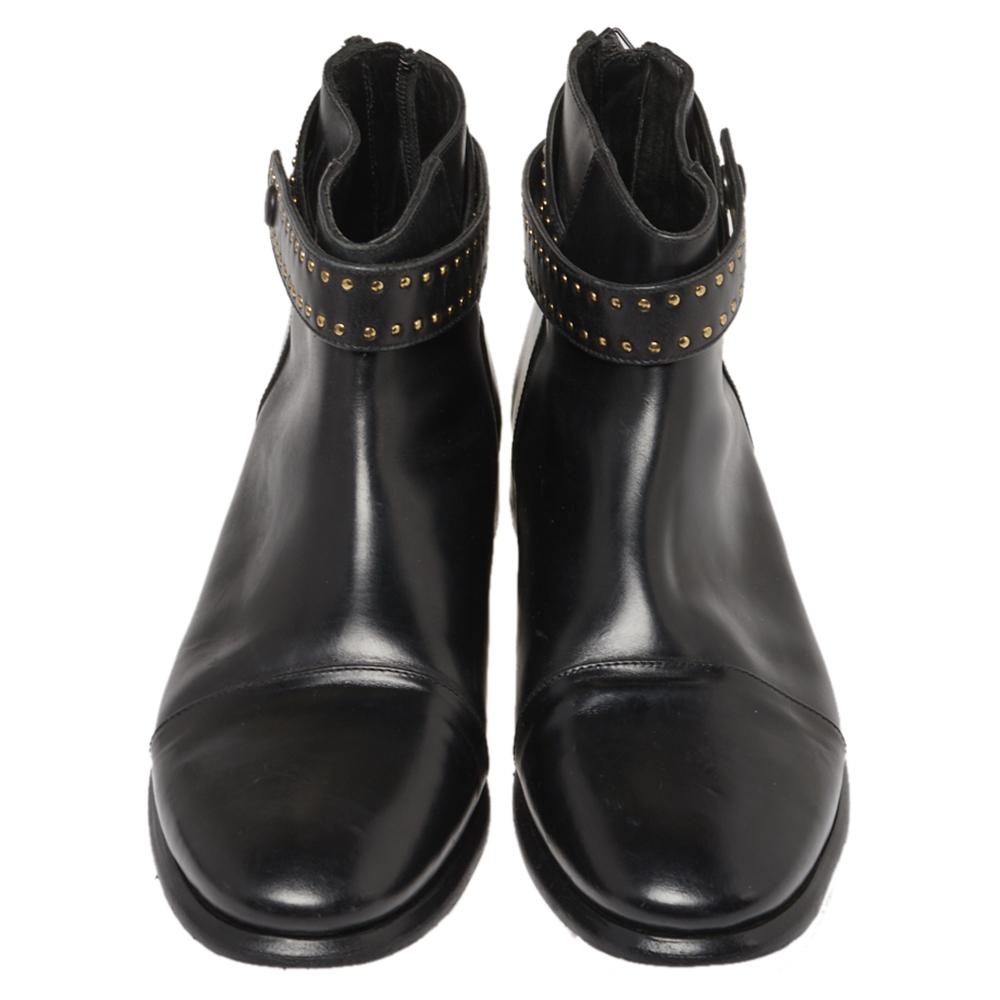 It's time to rock all your outings with these chic and sophisticated ankle boots from Balenciaga that exude oodles of style. Outstanding in design and craftsmanship, these black boots are crafted from leather and detailed with a studded strap on the
