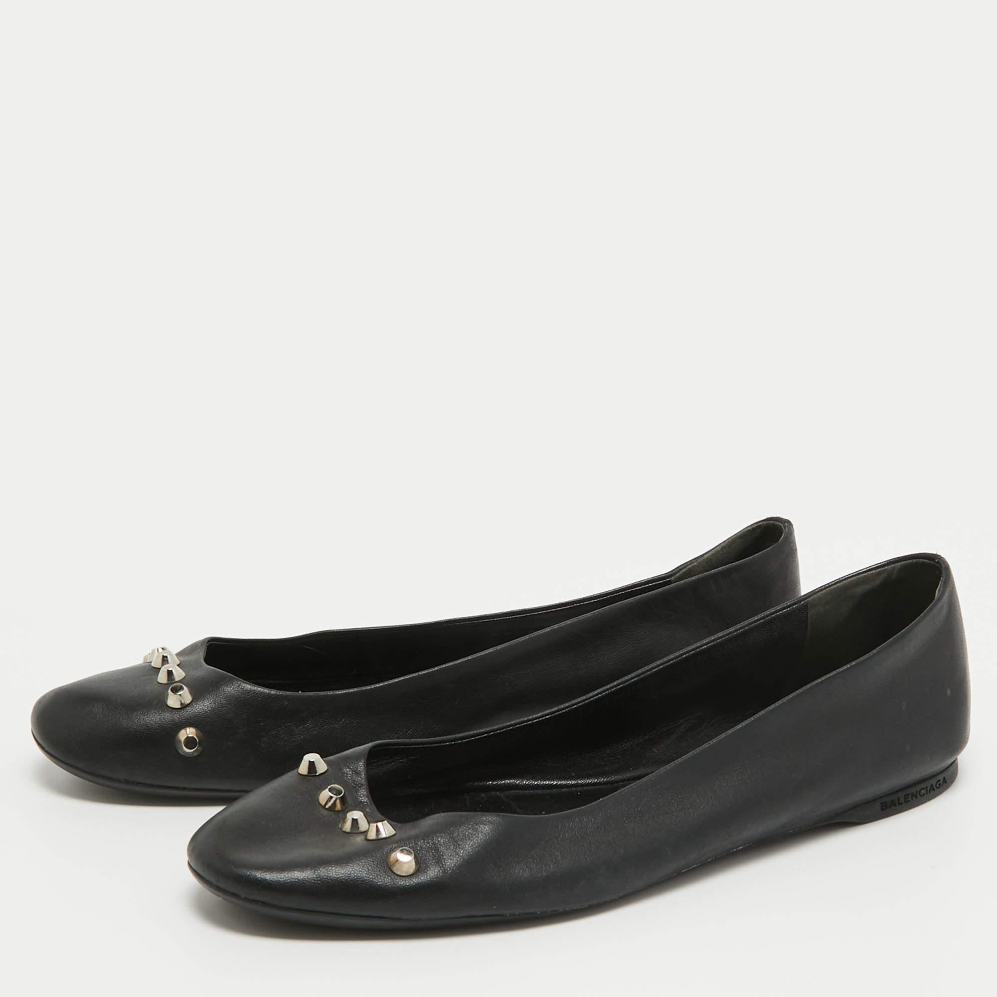 Step into sophistication and comfort with these Balenciaga flats for women. Exquisitely crafted these versatile shoes blend timeless elegance with everyday ease ensuring a stylish and relaxed stride.