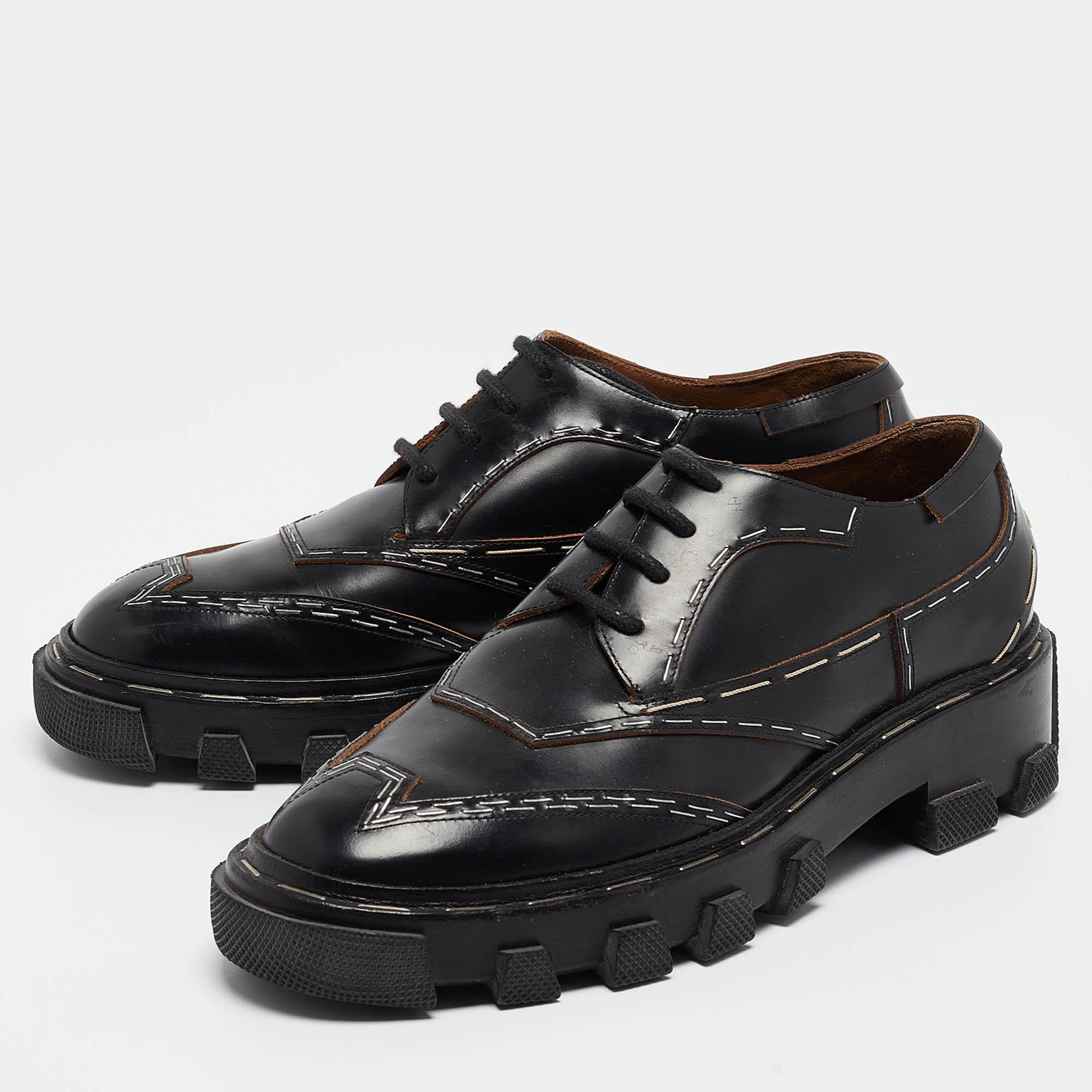 Give an edge to your outfit by stepping out in these shoes from the house of Balenciaga. Crafted from leather, this pair features round toes, a lace-up vamp, and topstitch details. They'll surely help you express your unique style in an effortless