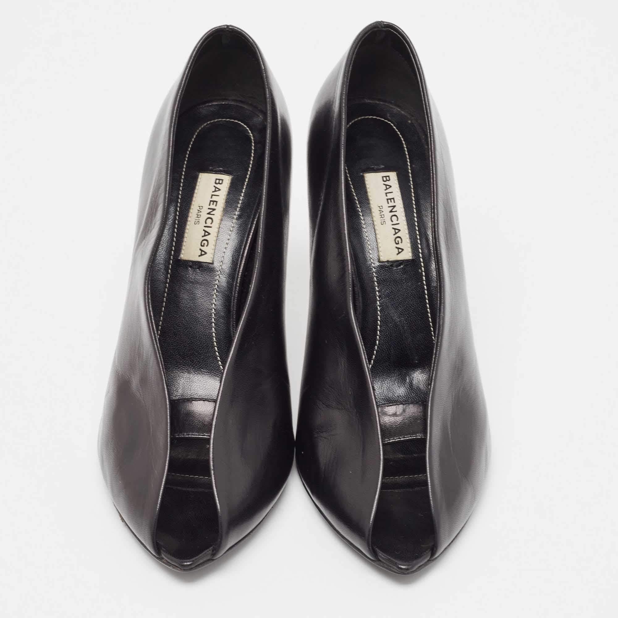 Women's Balenciaga Black Leather V Neck Open Toe Pumps Size 36 For Sale