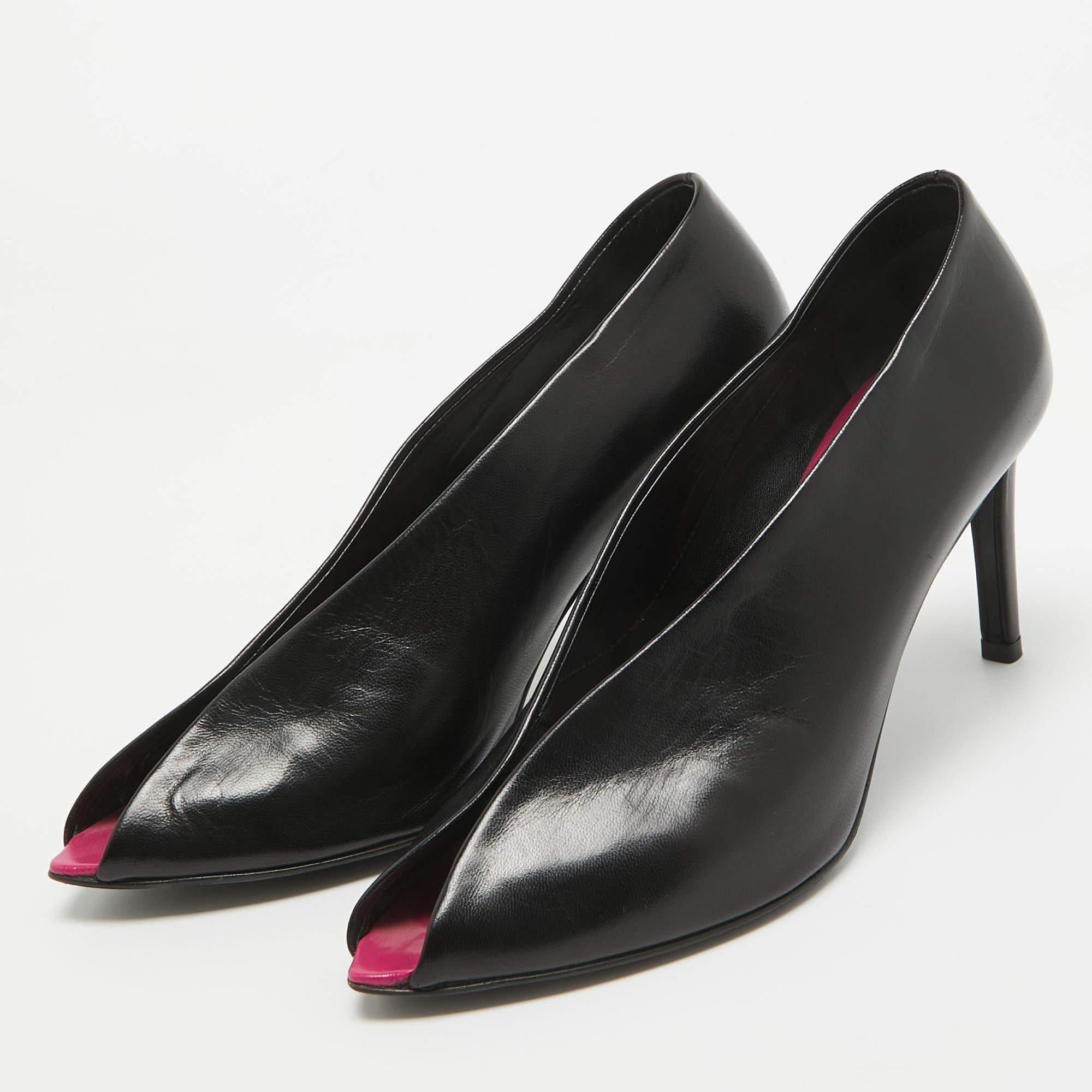 Scopri l'eleganza delle calzature con queste décolleté da donna Balenciaga. Progettati meticolosamente, questi tacchi coniugano moda e comfort per farti brillare in ogni ambiente.
