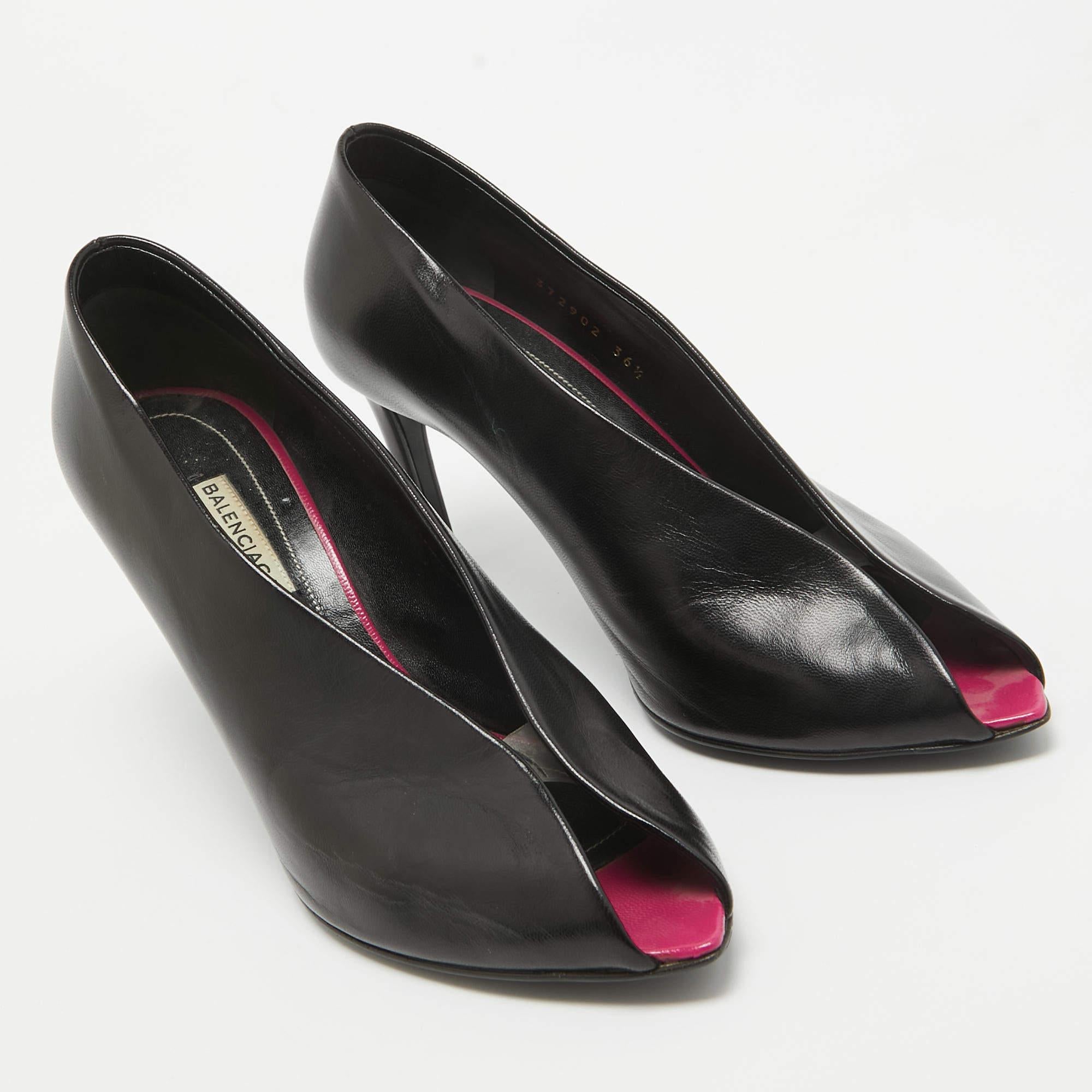 Balenciaga - Décolleté con scollo a V in pelle nera - misura 36,5 In condizioni buone in vendita a Dubai, Al Qouz 2