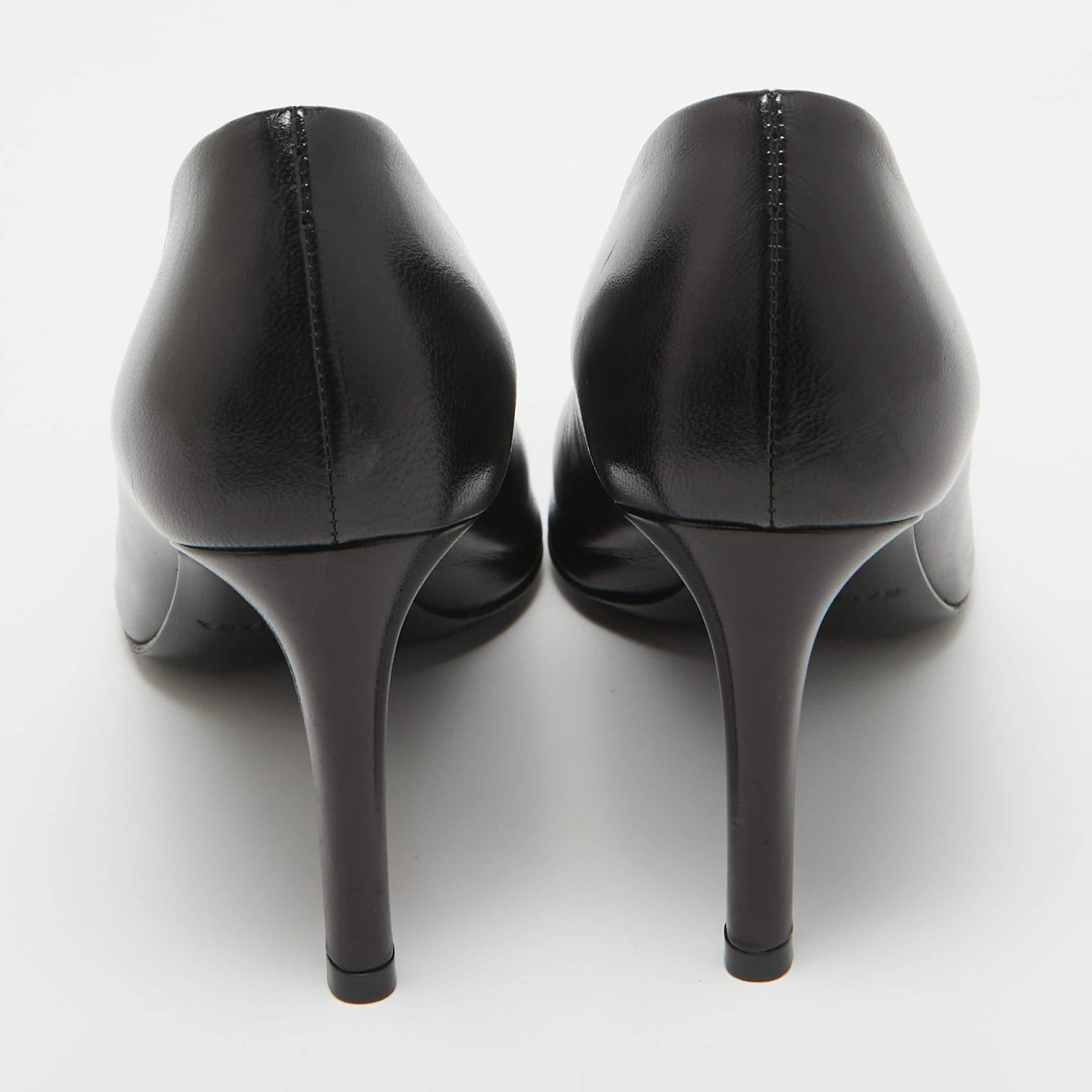 Donna Balenciaga - Décolleté con scollo a V in pelle nera - misura 36,5 in vendita