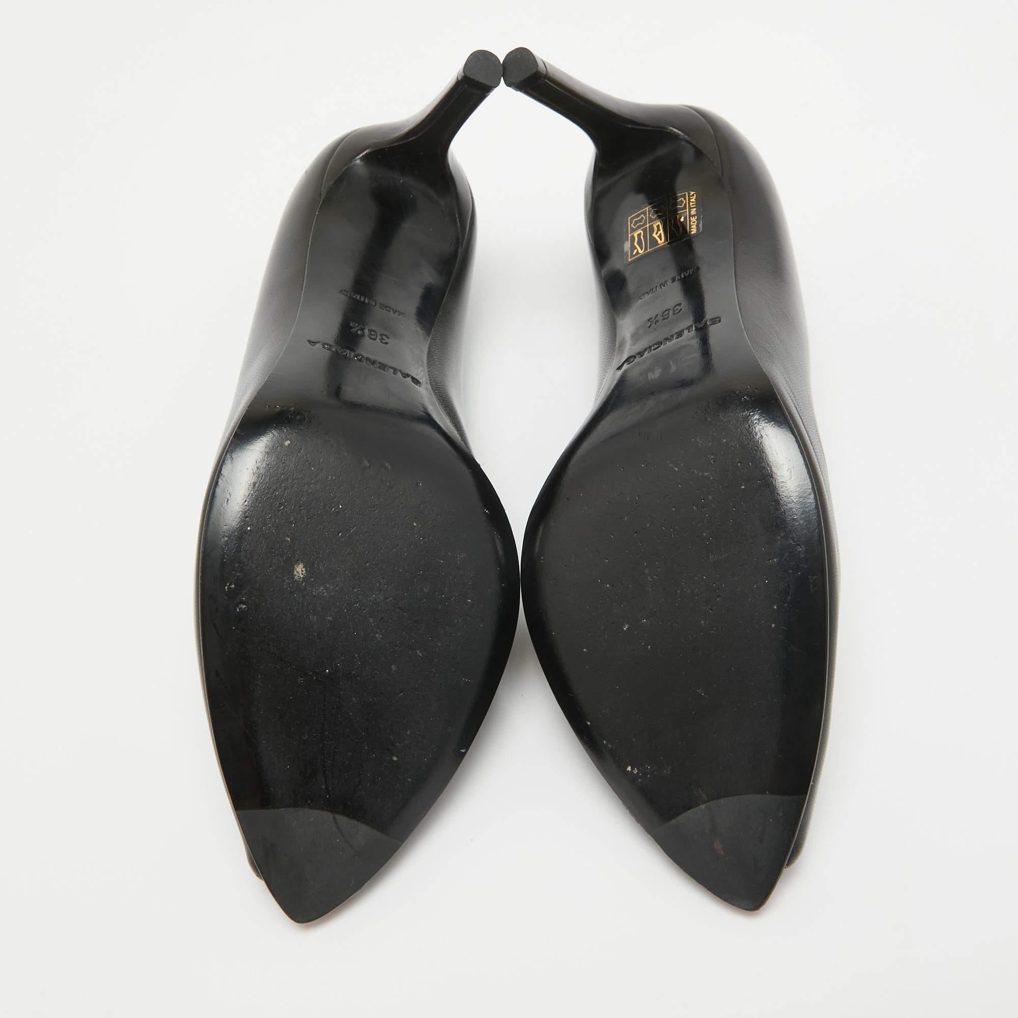 Balenciaga - Décolleté con scollo a V in pelle nera - misura 36,5 in vendita 1