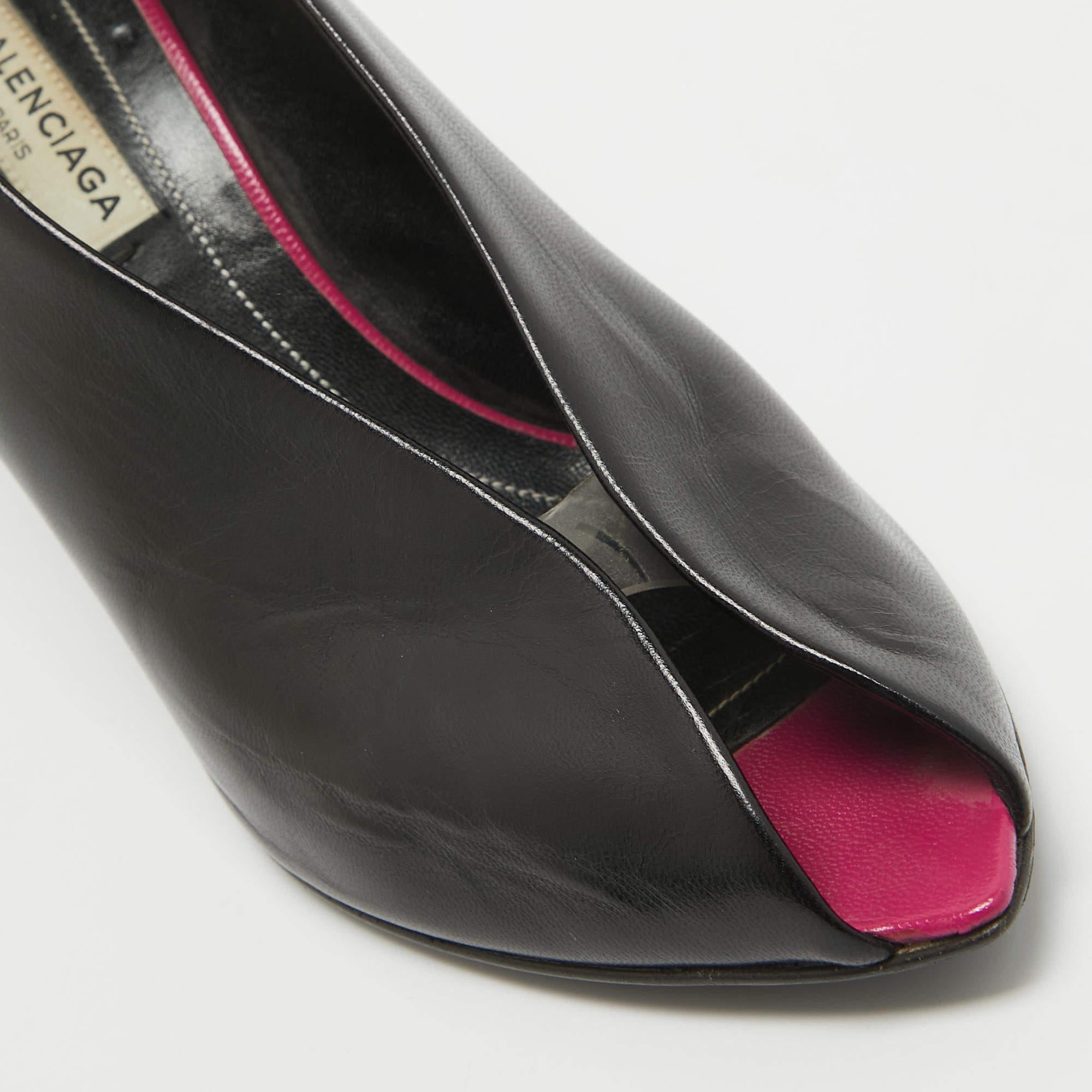 Balenciaga - Décolleté con scollo a V in pelle nera - misura 36,5 in vendita 2