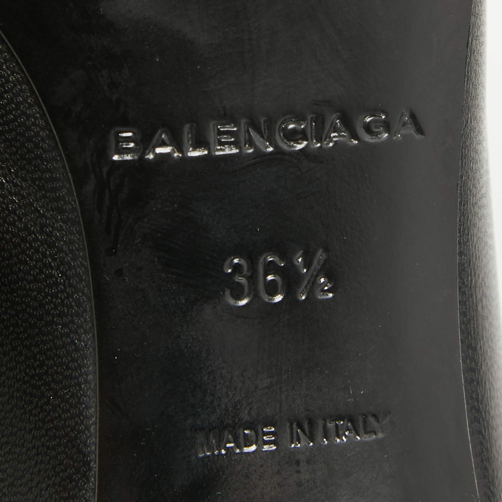 Balenciaga - Décolleté con scollo a V in pelle nera - misura 36,5 in vendita 3