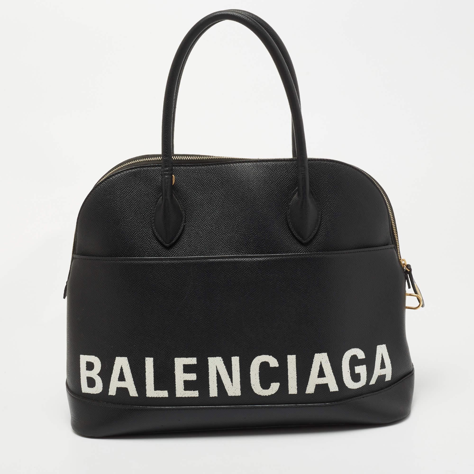 Ensure your day's essentials are in order and your outfit is complete with this Balenciaga bag. Crafted using the best materials, the bag carries the maison's signature of artful craftsmanship and enduring appeal.

Includes: Keys

