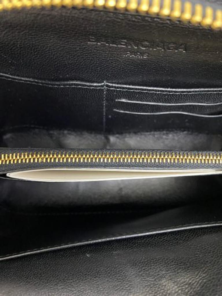 Balenciaga belt bag in black leather with gold hardware. Zip closure. Thin and adjustable belt. Internally equipped with pockets. Also equipped with two external pockets, one on the front and the other on the back.
VERY GOOD CONDITION!