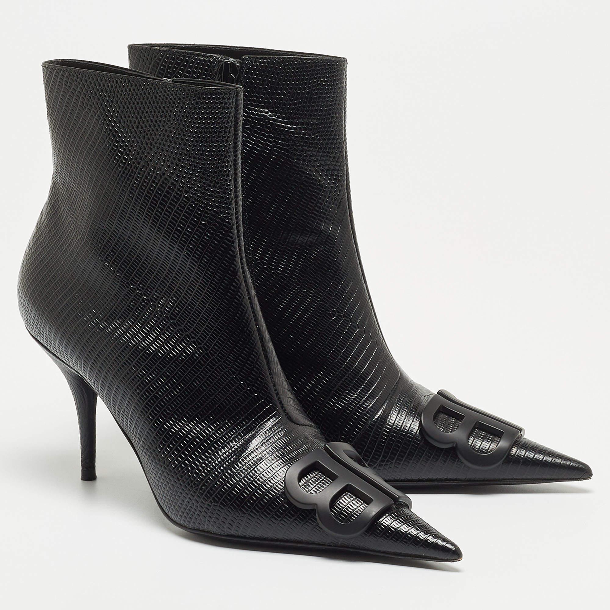 Perfectly sewn and finished to ensure an elegant look and fit, these Balenciaga boots are a purchase you'll love flaunting. They look great on the feet.

