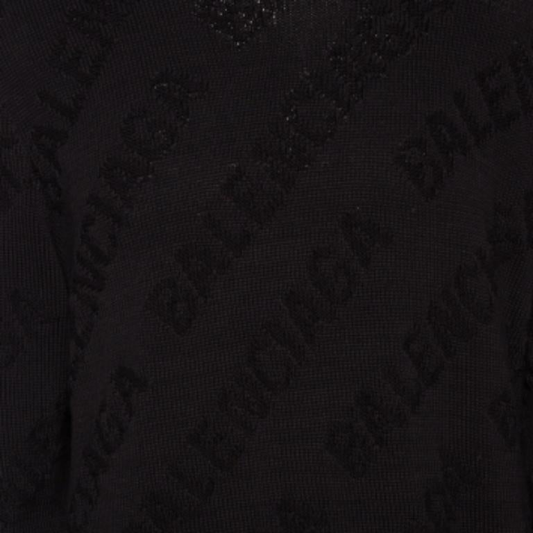 Prepárate para derrochar clase, encanto y sofisticación con este increíble jersey de Balenciaga. Está cosida con tejido de algodón jacquard con logotipo negro, que le da un toque característico. Este jersey luce un corte oversize y mangas largas.