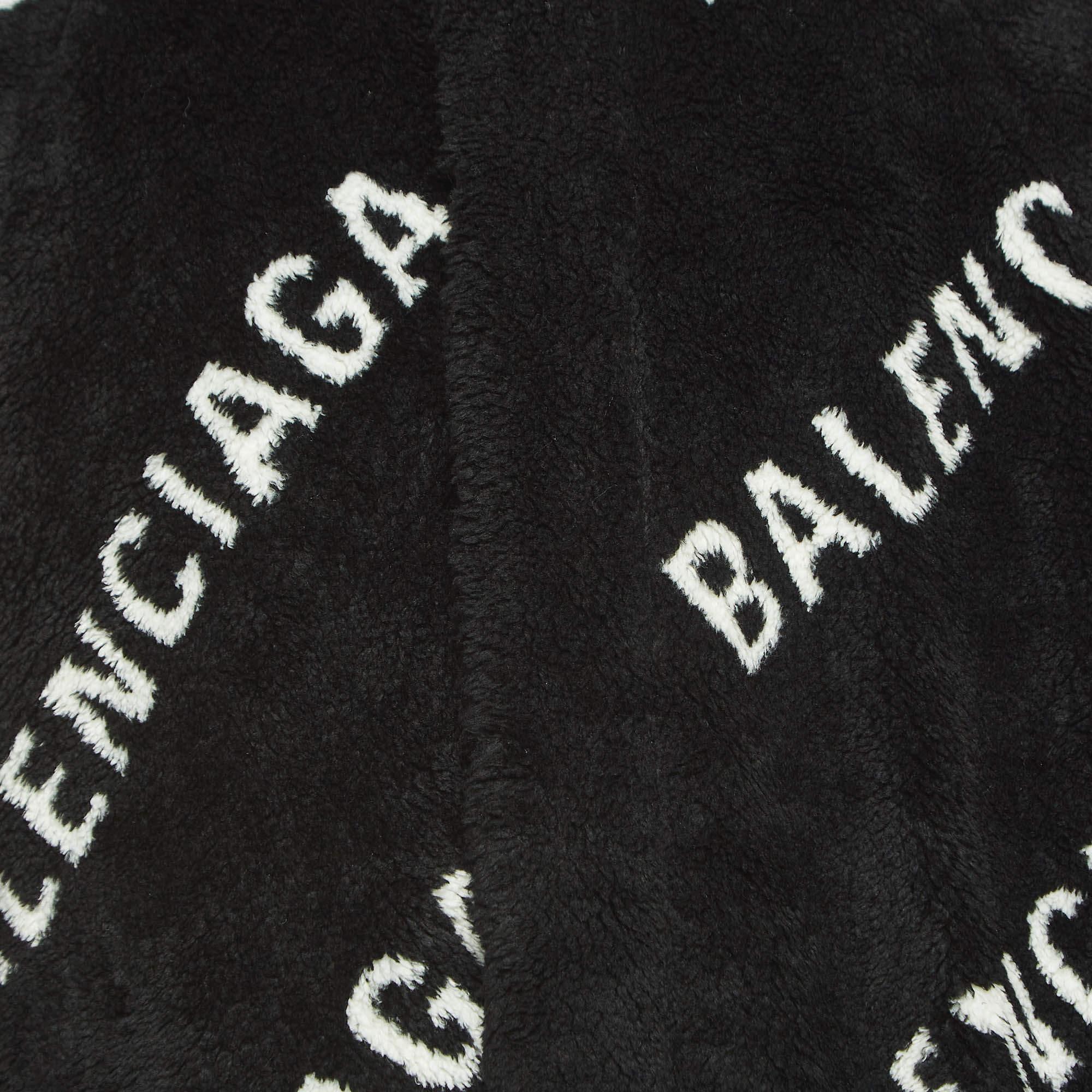 Balenciaga Negro Logo Monogram Print Faux Fur Oversized Long Coat S en Excelente Estado en Dubai, Al Qouz 2