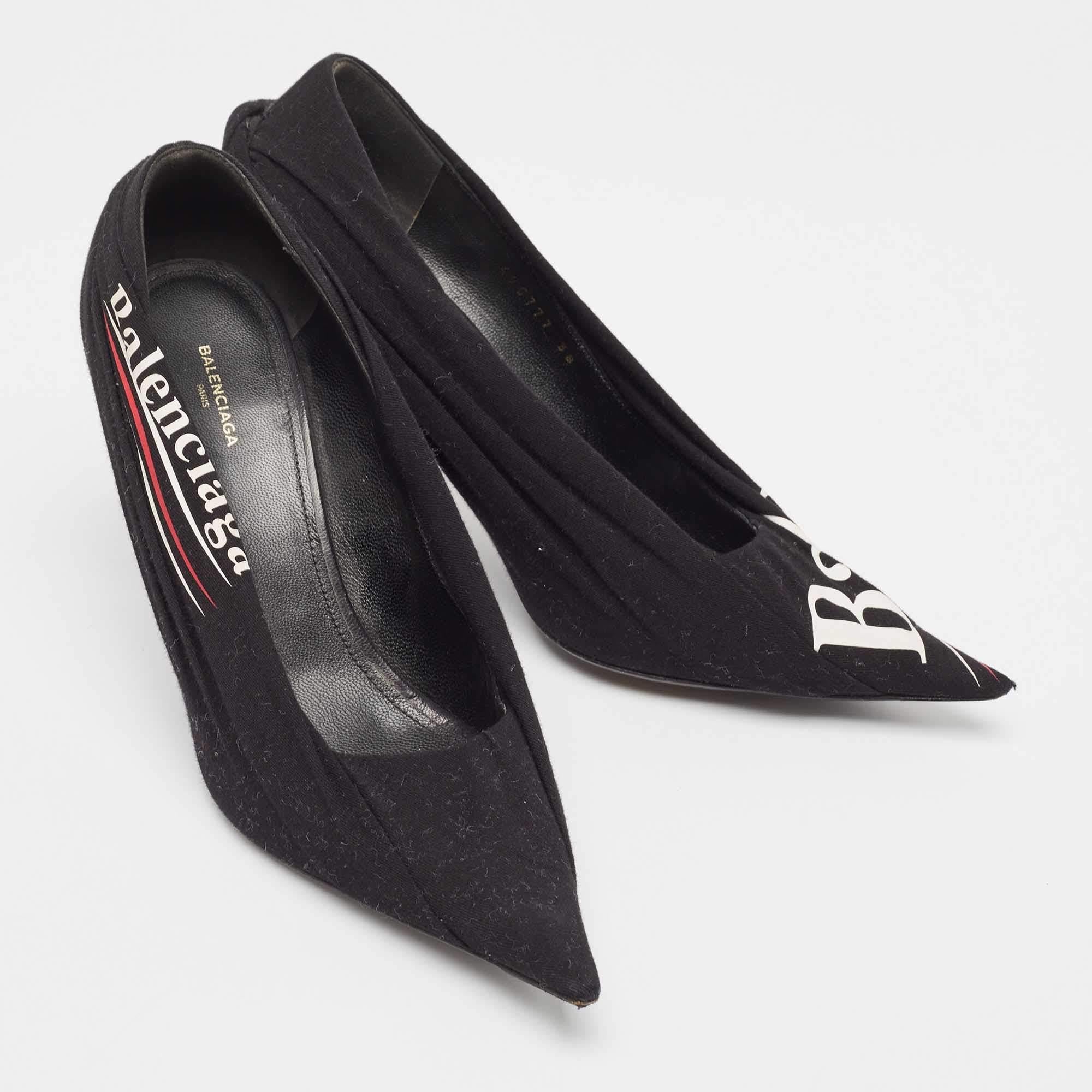 Balenciaga Pumps in tessuto con stampa logo nero Taglia 38 In condizioni buone in vendita a Dubai, Al Qouz 2