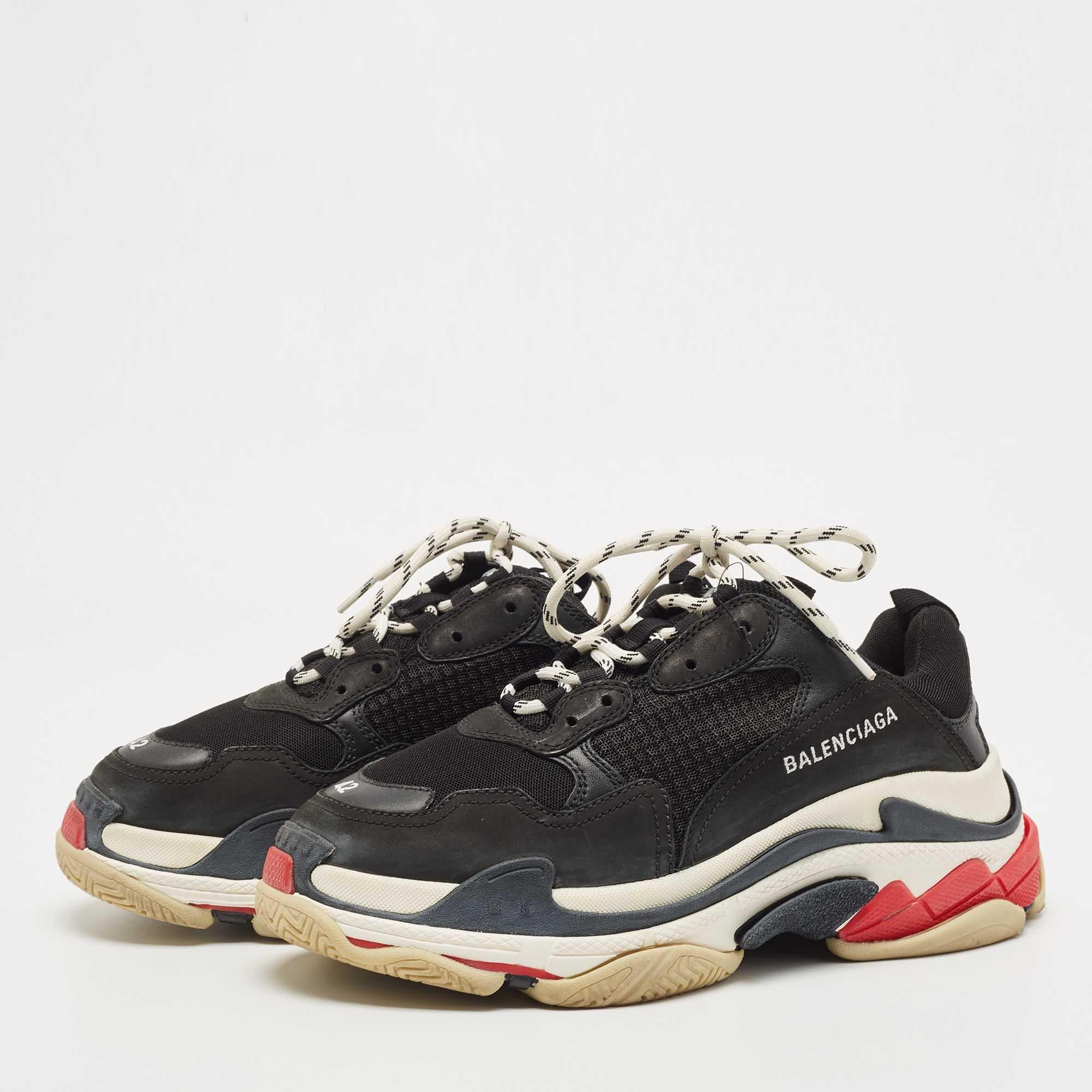 Balenciaga Zapatilla con cordones Triple S de malla y piel negra Negro en venta