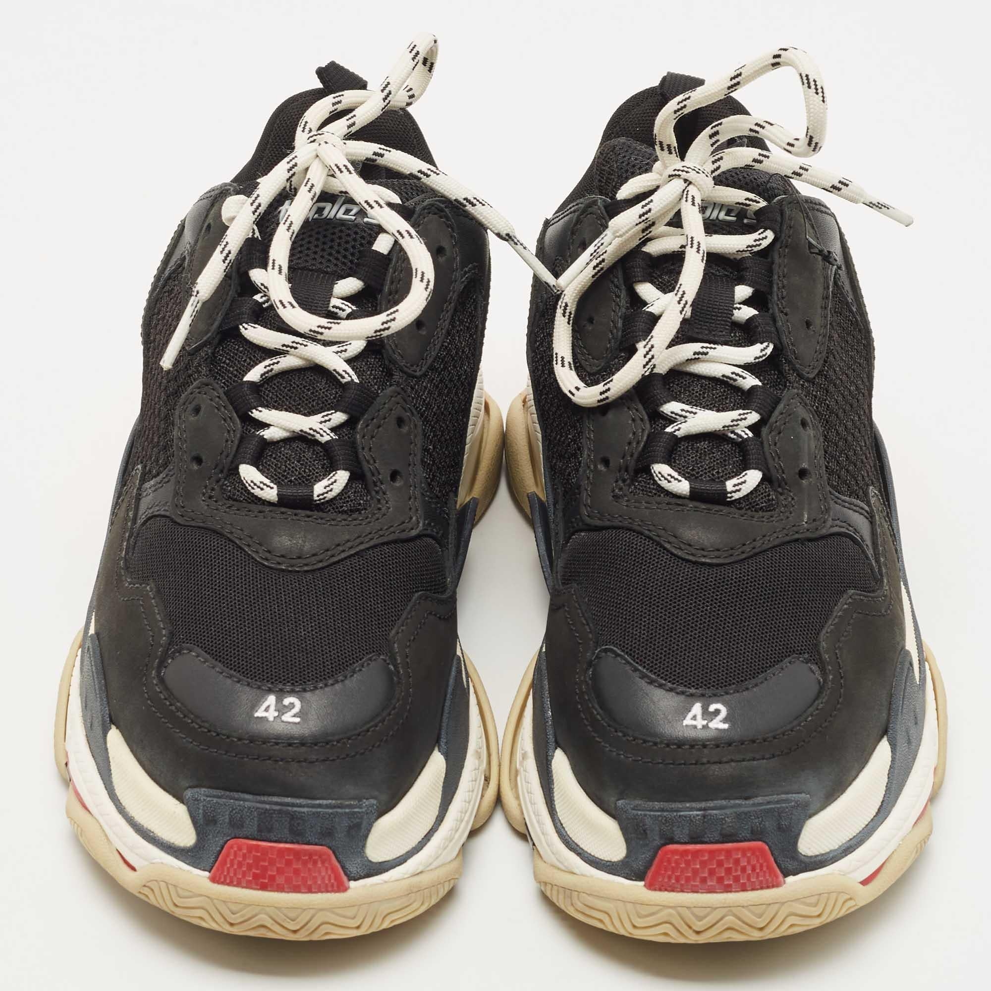 Balenciaga Zapatilla con cordones Triple S de malla y piel negra en Bueno estado para la venta en Dubai, Al Qouz 2