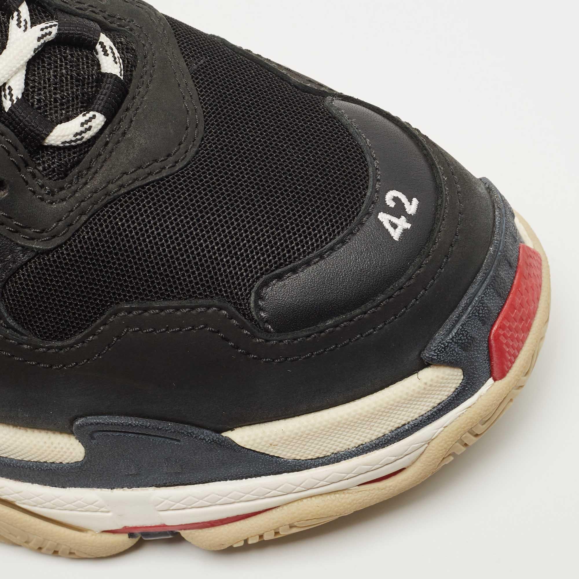 Balenciaga Zapatilla con cordones Triple S de malla y piel negra en venta 2