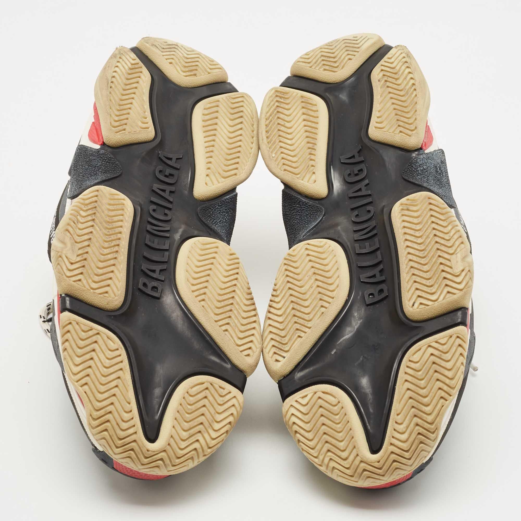 Balenciaga Zapatilla con cordones Triple S de malla y piel negra en venta 3