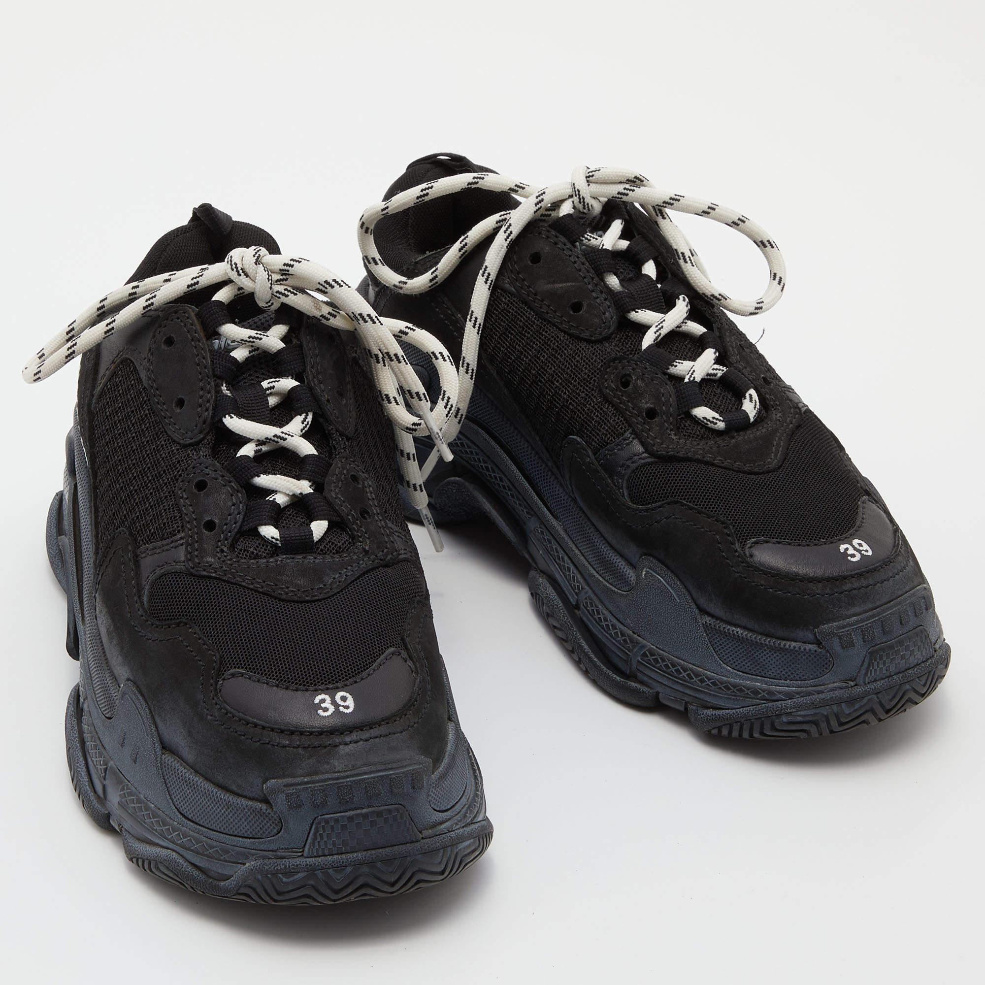 Balenciaga Black Mesh and Leather Triple S Sneakers Size 39 In Good Condition In Dubai, Al Qouz 2