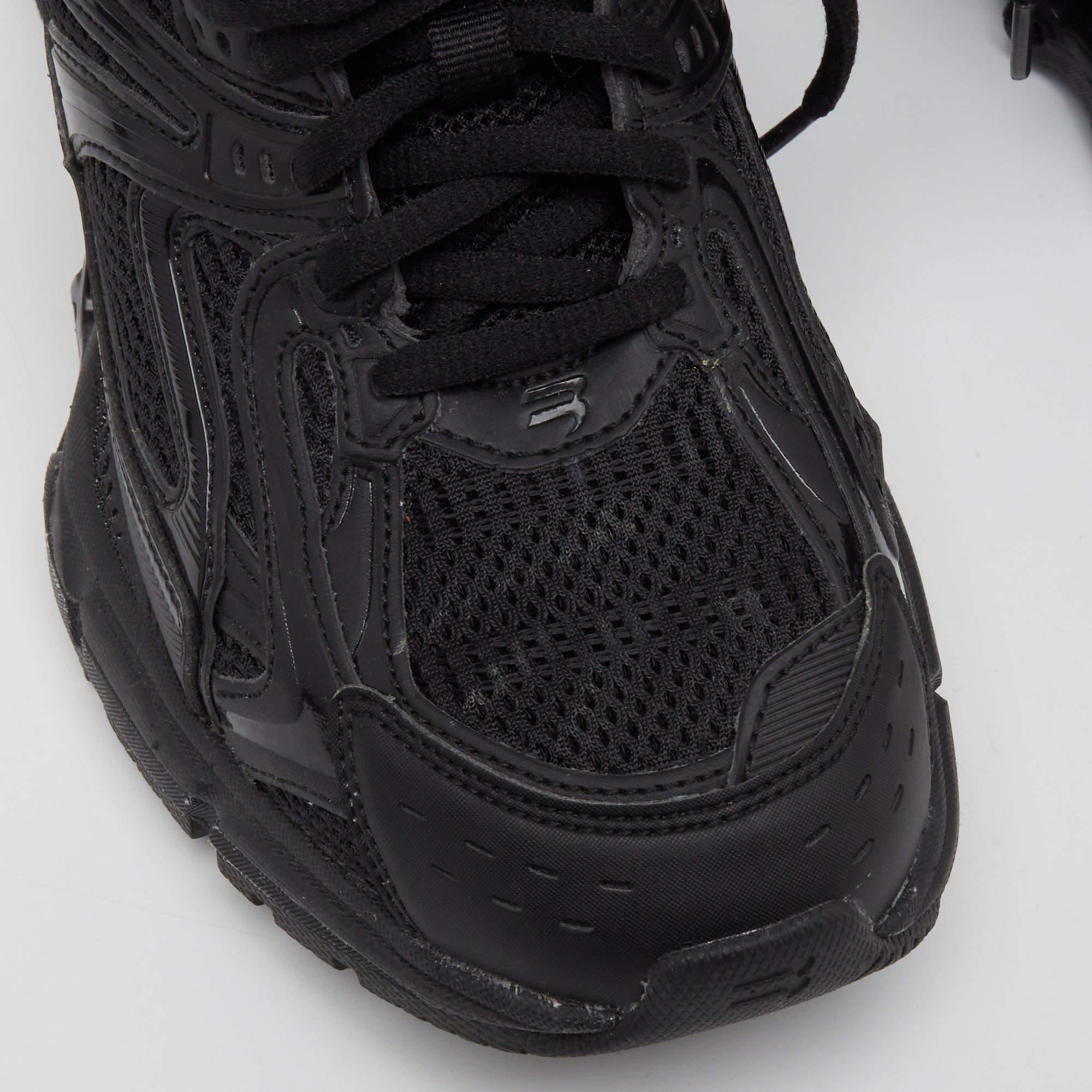 Balenciaga Black Mesh And Synthetic Leather Runner Low Top Sneakers Size 38 In Good Condition For Sale In Dubai, Al Qouz 2