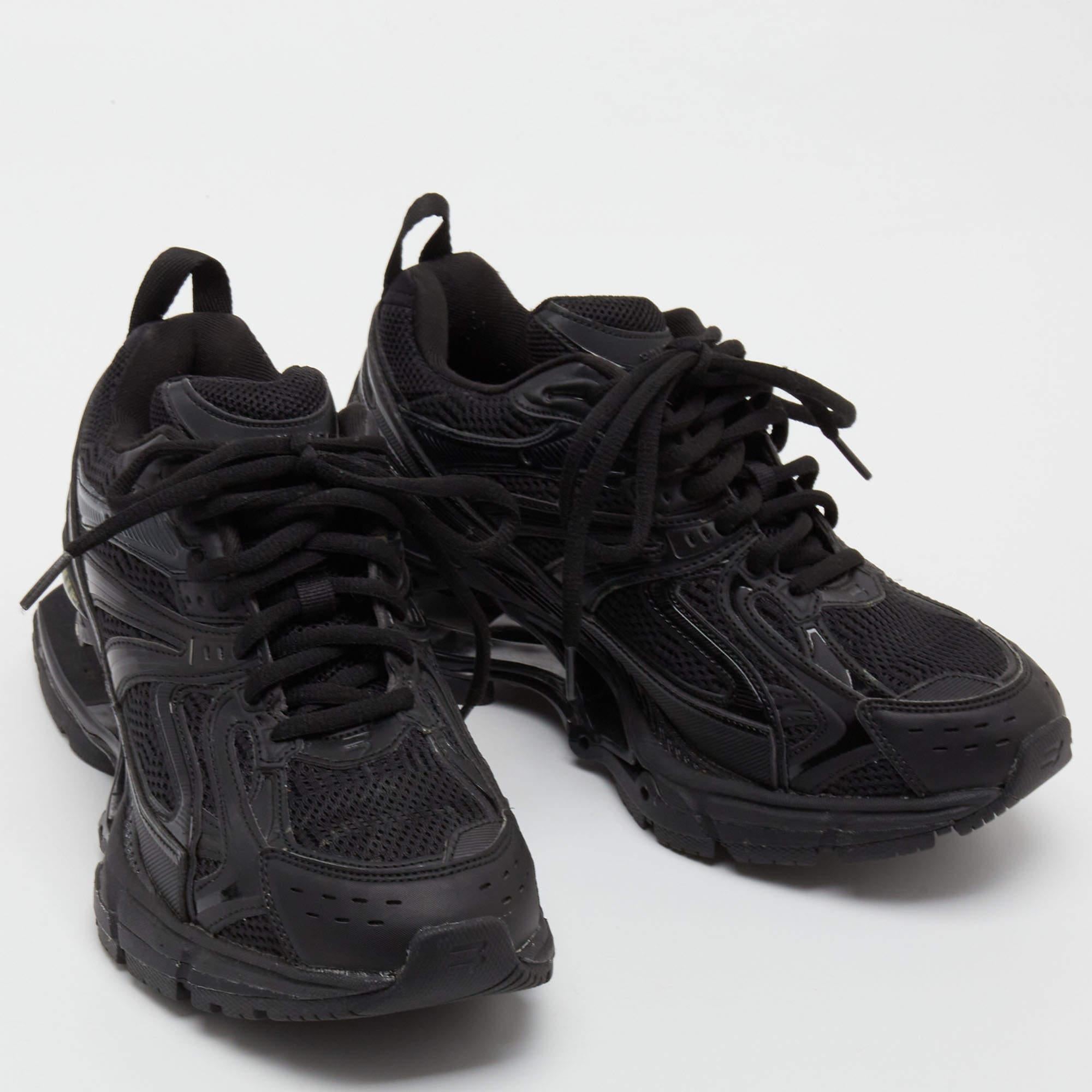 Women's Balenciaga Black Mesh And Synthetic Leather Runner Low Top Sneakers Size 38 For Sale