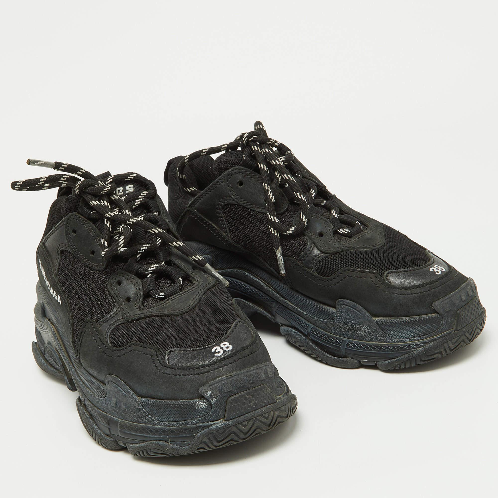 Balenciaga Black Mesh Nubuck and Nubuck Triple S Sneakers Size 38 In Good Condition For Sale In Dubai, Al Qouz 2