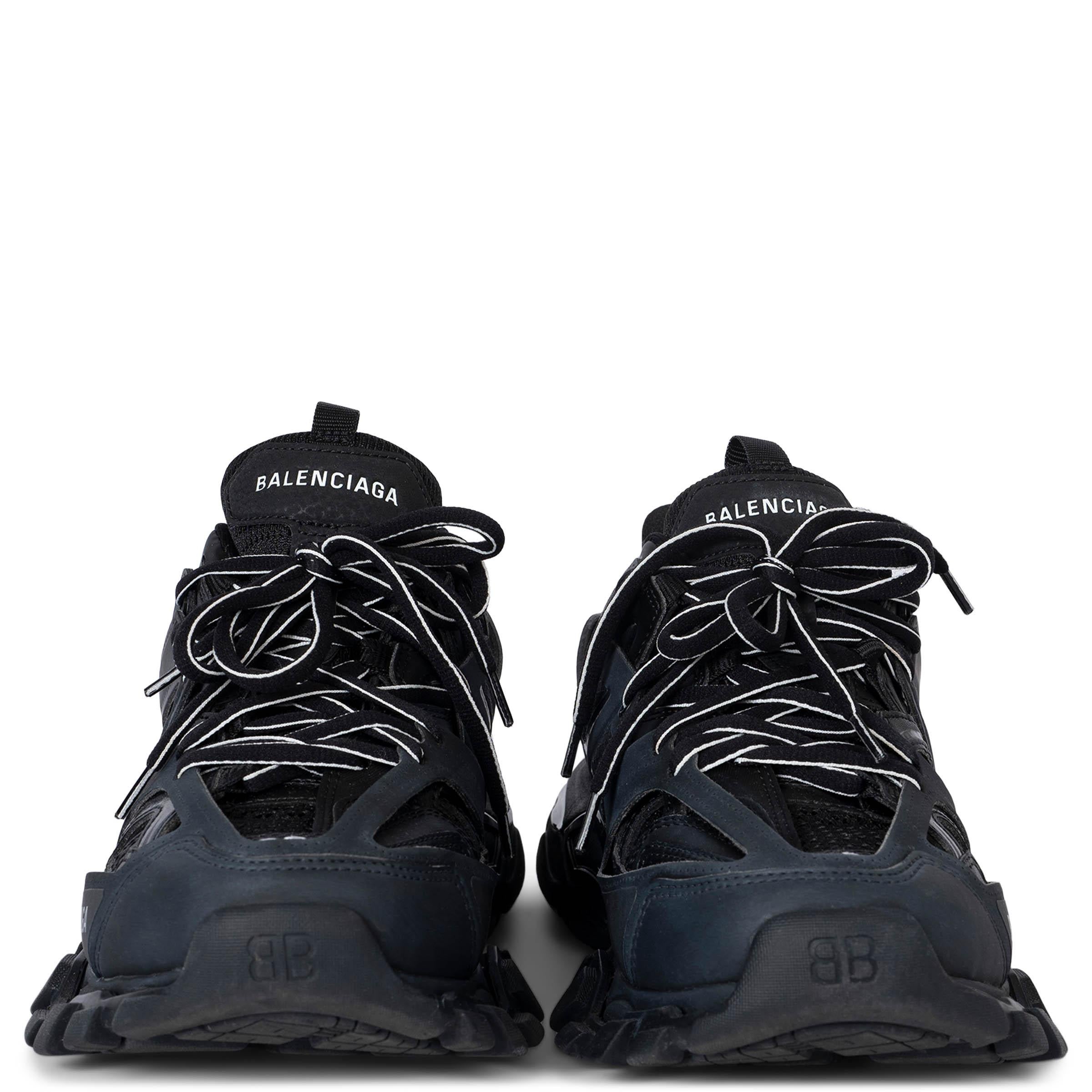 Estas zapatillas Track 100% auténticas de Balenciaga están confeccionadas en malla negra reciclada e incorporan detalles de goma entretejida para un look atrevido y dinámico. Diseñadas con suelas de goma sobredimensionadas, cordones blancos y negros