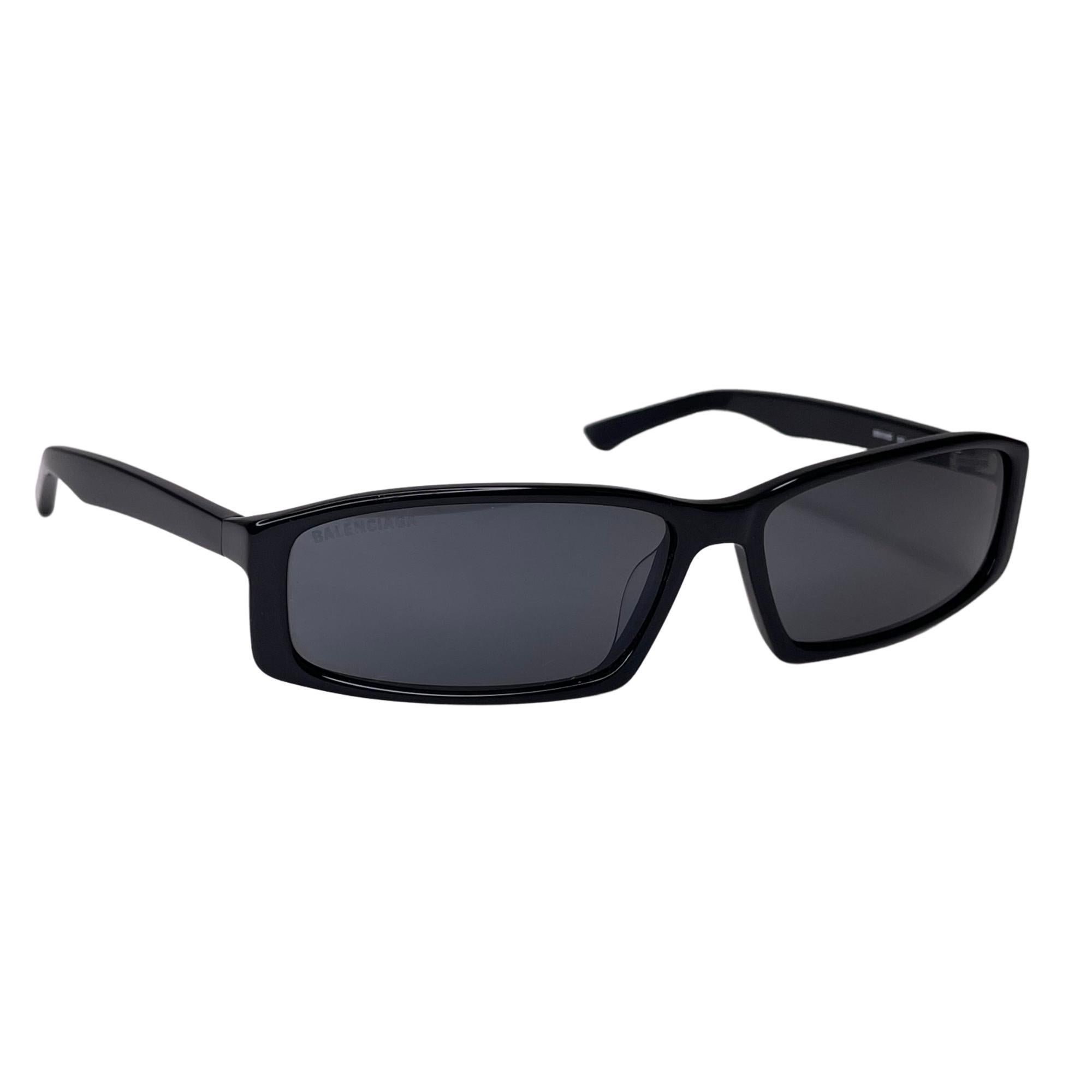 ITEM CODE: BB0008S R2VB01780
ART. #: 670489 T0016
FARBE: Schwarz
GRÖSSENSTEMPEL: 60 ☐ 15 - 135
MATERIAL DES RAHMENS: Acetat (Kunststoff)
RAHMENFORM: Rechteckig/schmal

MASSNAHMEN~
Arme: 135mm
Breite des Objektivs: 60 mm
Höhe des Objektivs: 30