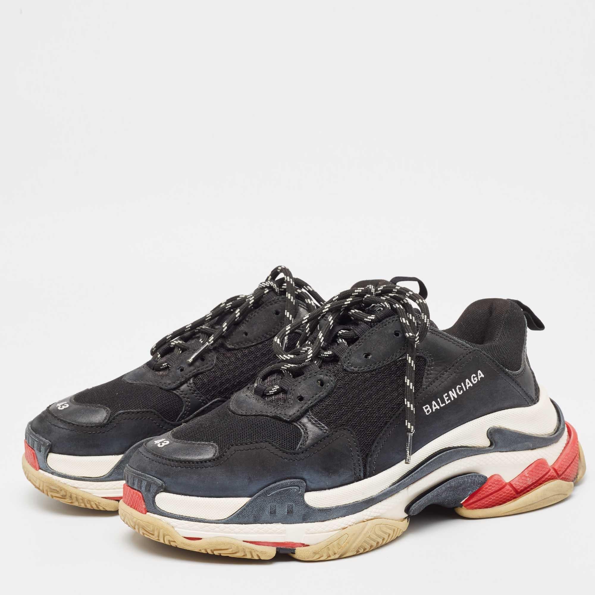 Elevate your footwear game with these Balenciaga sneakers. Combining high-end aesthetics and unmatched comfort, these sneakers are a symbol of modern luxury and impeccable taste.