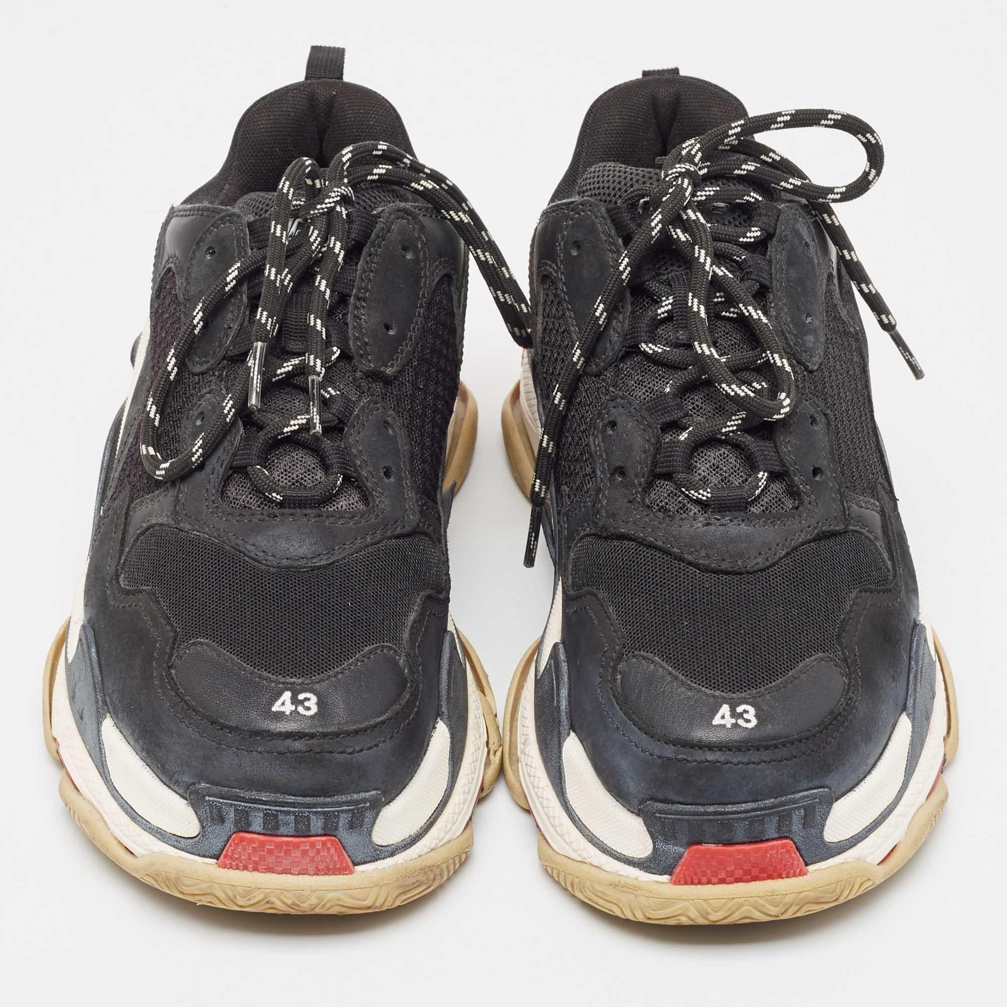Balenciaga Black Nubuck and Mesh Triple S Sneakers Size 43 In Good Condition In Dubai, Al Qouz 2