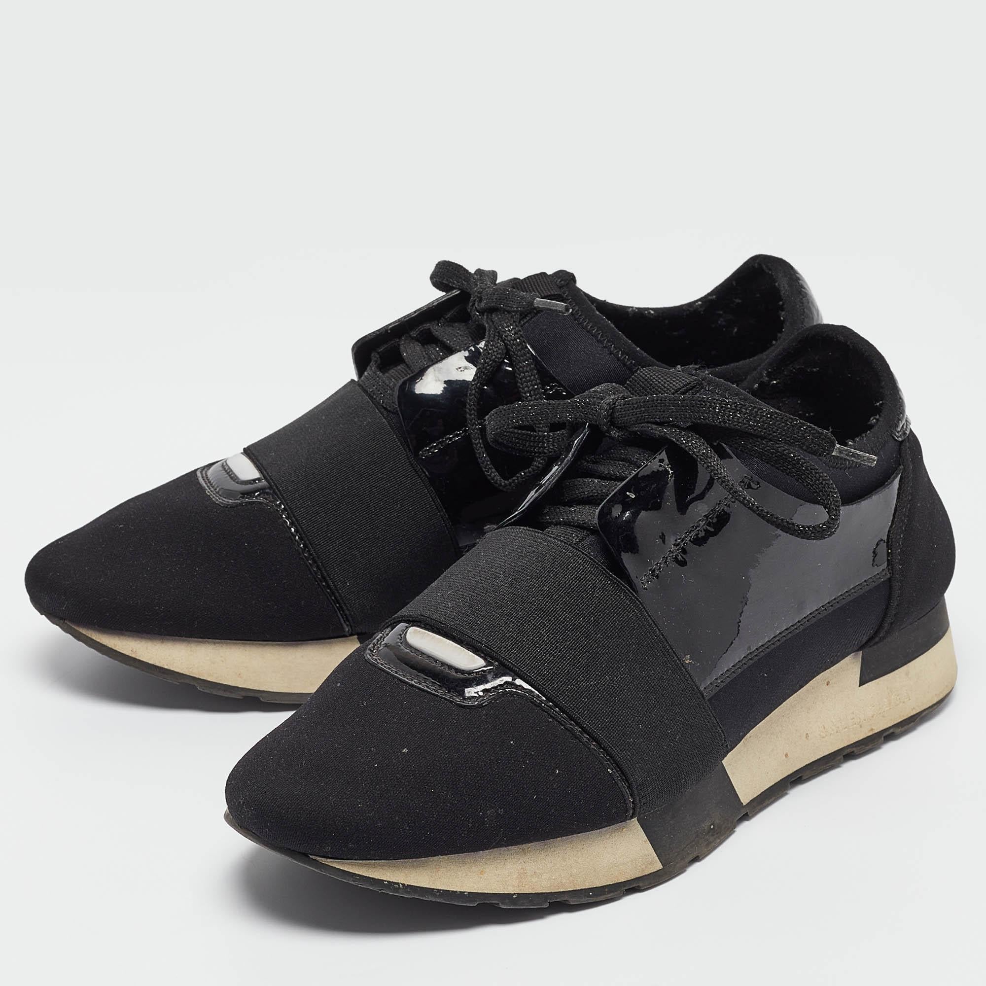 Présentées dans une silhouette classique, ces baskets de créateur sont une combinaison parfaite de luxe, de confort et de style. Ces baskets sont finies avec des détails de signature et des semelles confortables.
