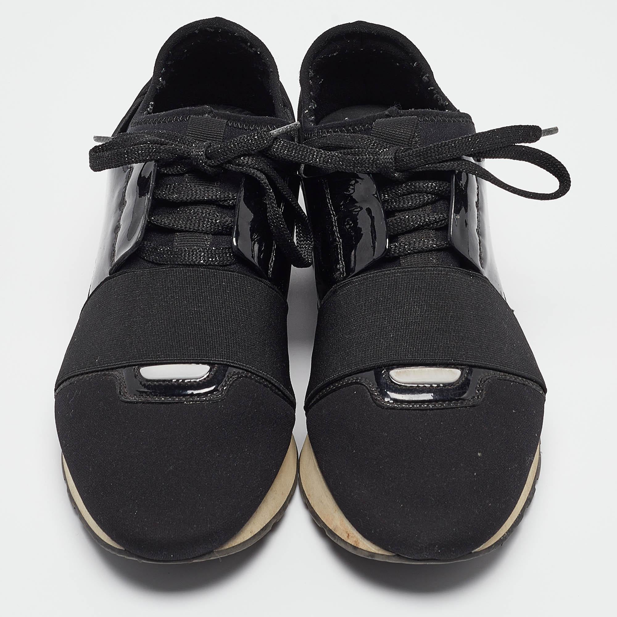 Noir Baskets de course Balenciaga noires et vernies, taille 39 en vente
