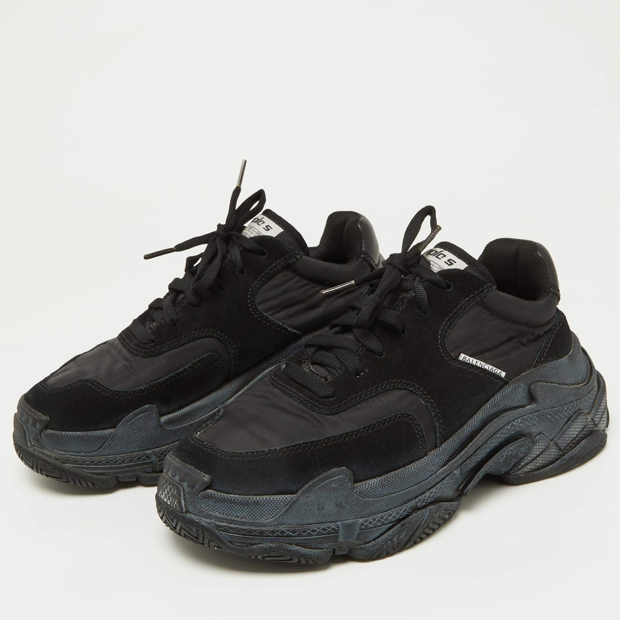 La Triple S di Balenciaga è stata vista per la prima volta a gennaio del 2017, ma è stata lanciata solo a settembre dello stesso anno. Una volta lanciate, le scarpe hanno scosso la scena delle sneaker e hanno dato il via alla tendenza delle sneaker