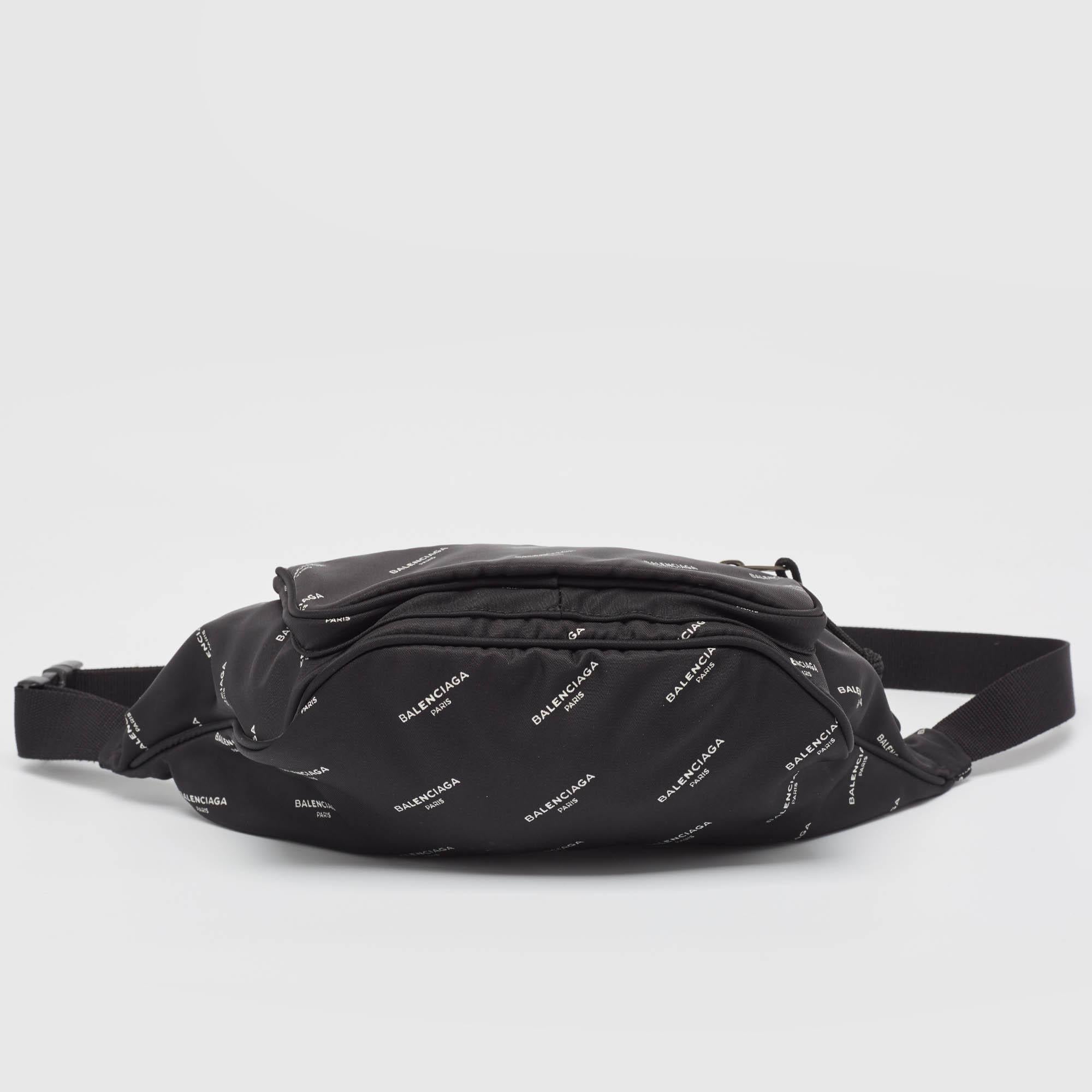 Sac ceinture Explorer en nylon noir avec logo Balenciaga en vente 1