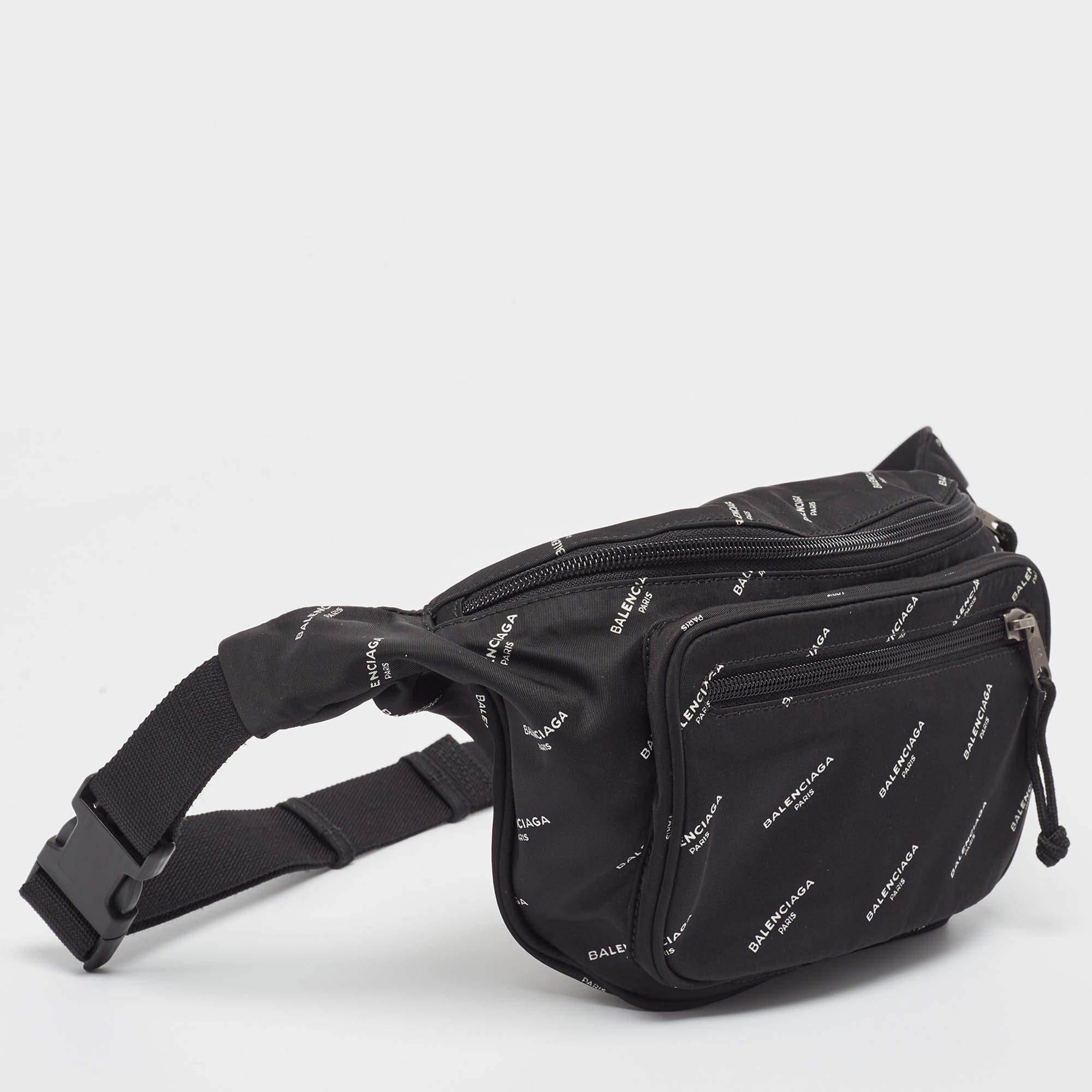 Sac ceinture Explorer en nylon noir avec logo Balenciaga en vente 2