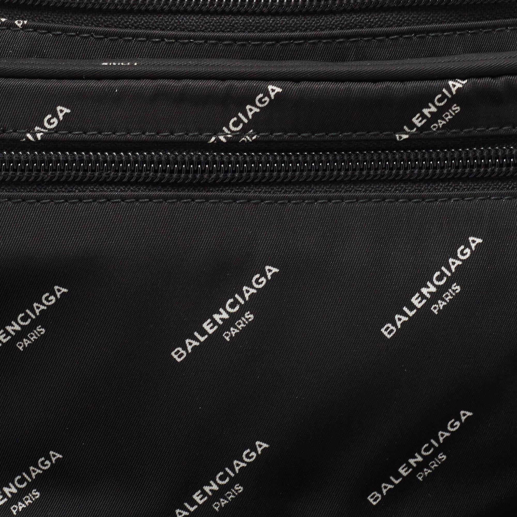 Balenciaga Explorer Gürteltasche aus schwarzem Nylon mit Logo im Angebot 3