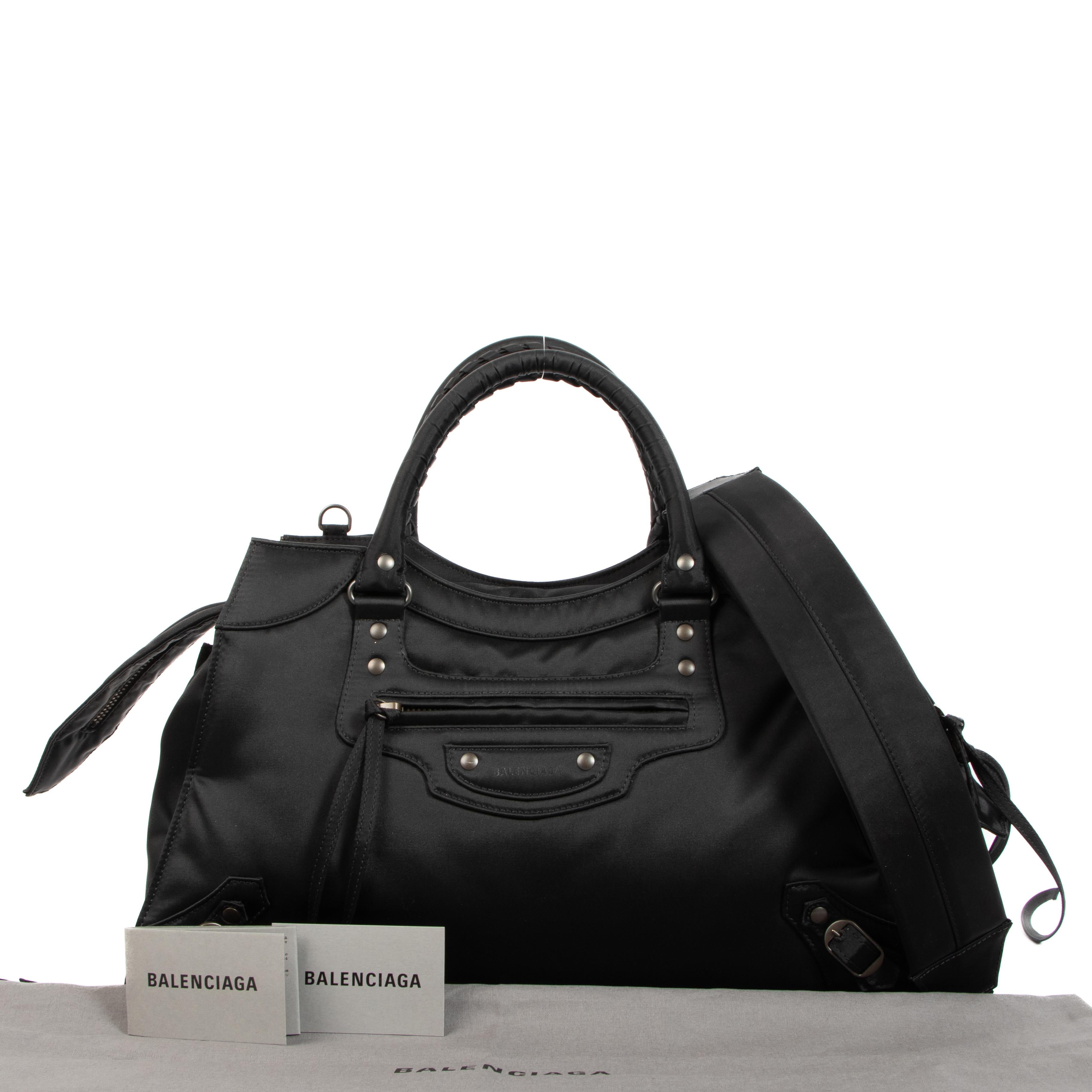 How gorgeous is this Balenciaga shoulder bag? Crafted from black nylon and finished with palladium metal hardware. This shoulder bag features a front zippered pocket and a detachable shoulder strap. It is also possible to adjust the shoulder strap.