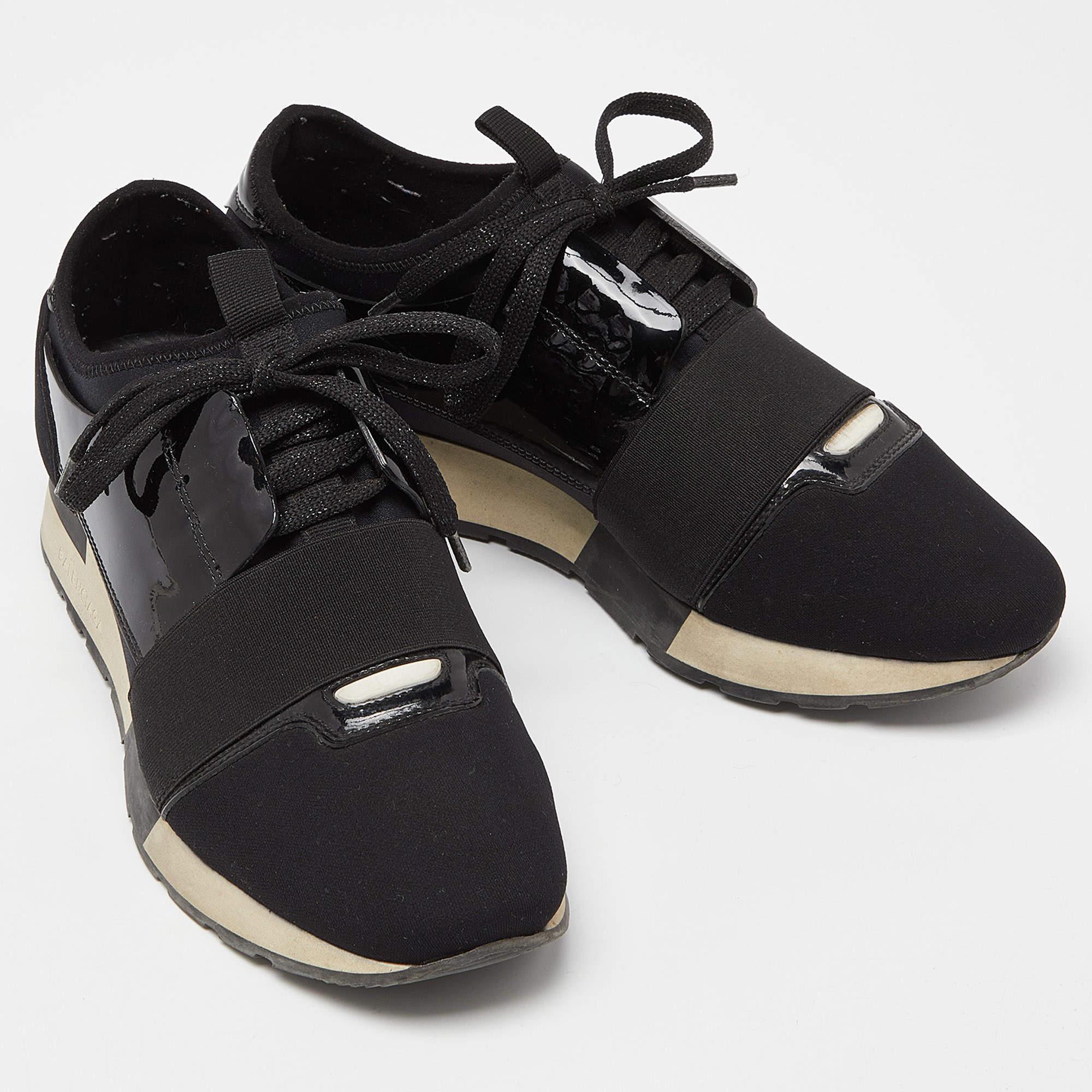 Repletas de estilo y comodidad, estas zapatillas Balenciaga son suaves con los pies para que puedas deslizarte a lo largo del día. Tienen un elegante empeine con cierre de cordones y se asientan sobre duraderas suelas de goma.

Incluye: Funda