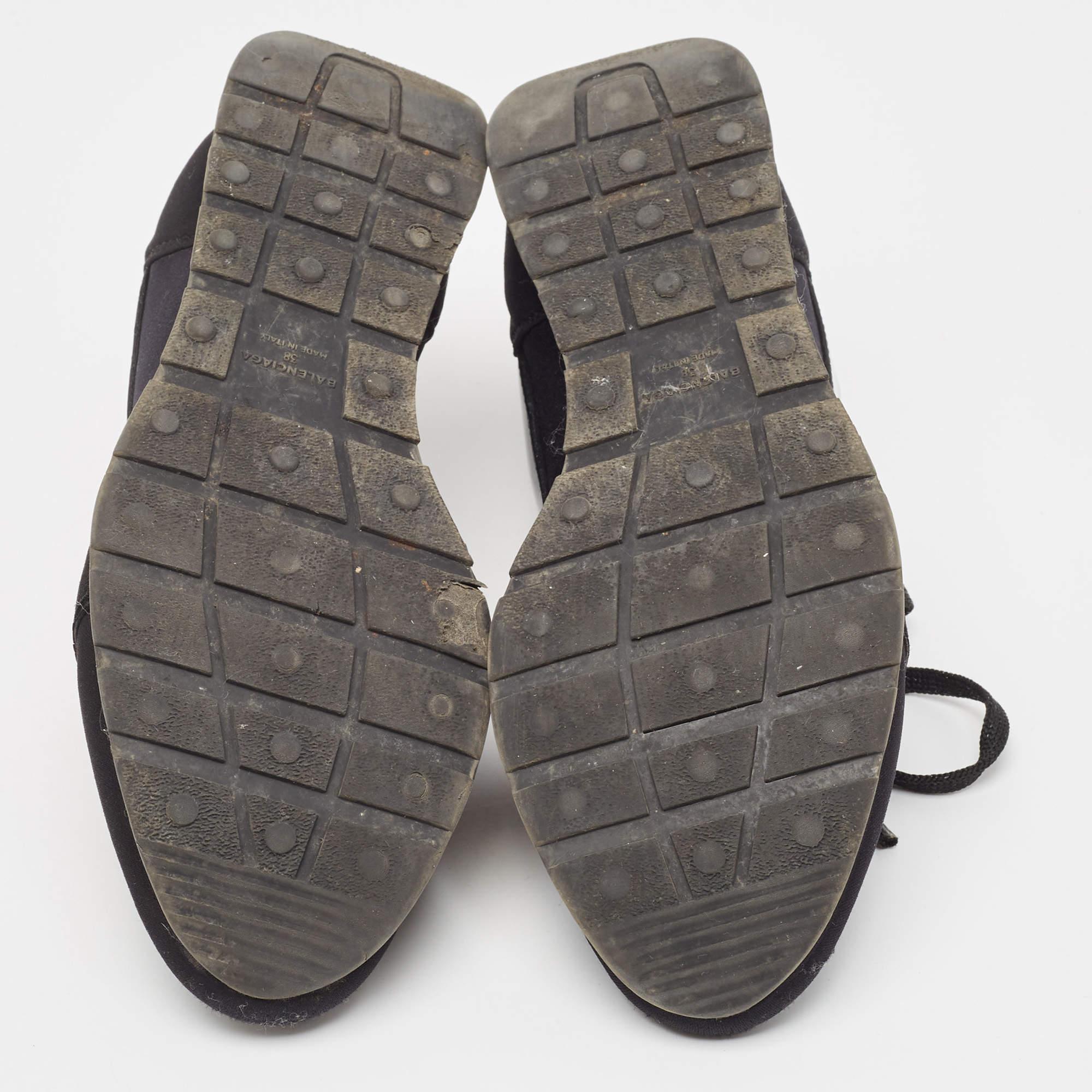 Balenciaga, scarpe da ginnastica basse in vernice nera e tessuto, taglia 38 in vendita 1