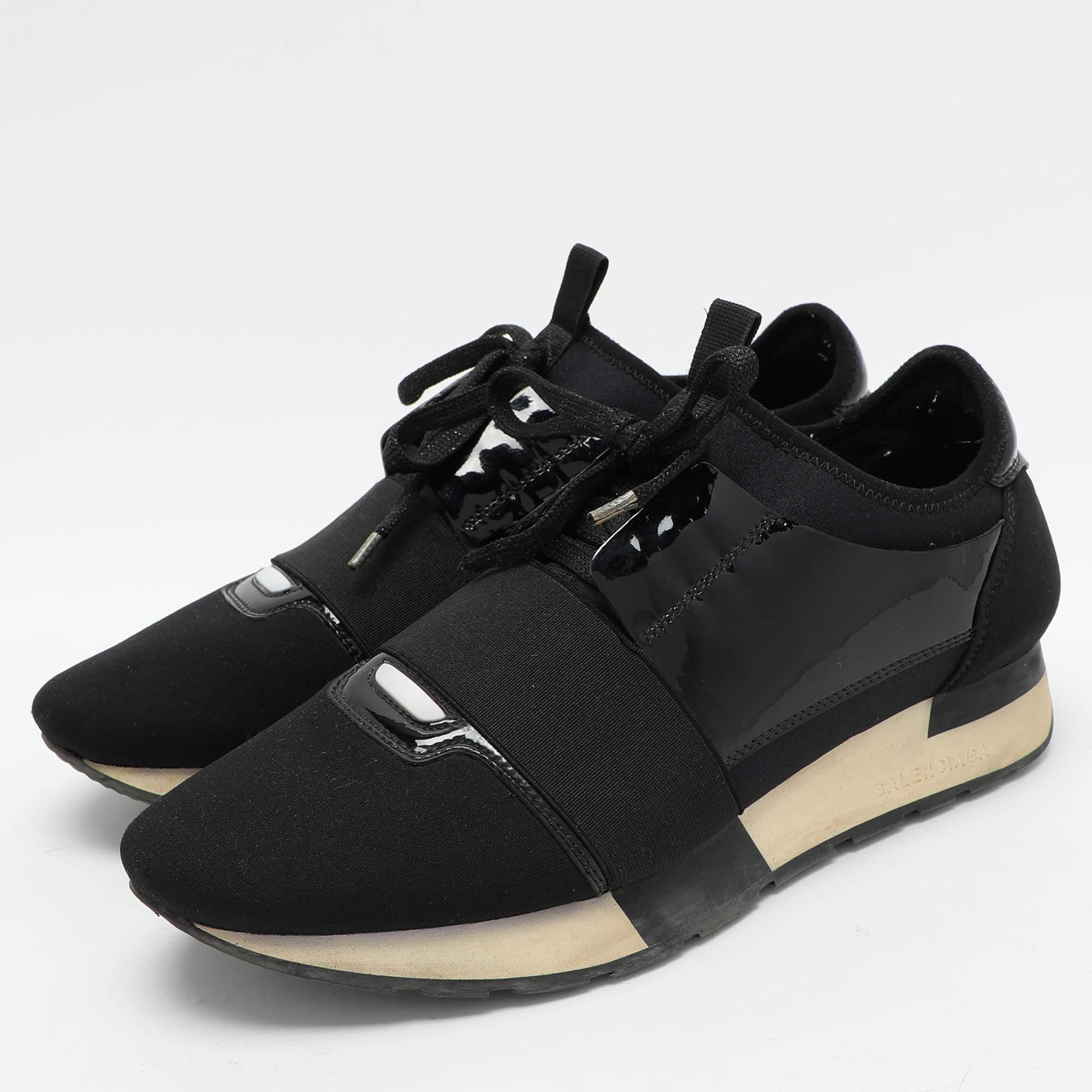 Le sneakers Balenciaga Race Runner sono state realizzate con materiali di qualità e presentano una silhouette chic. Presentano dettagli di cinturino sulle dita dei piedi e chiusure a strappo. Sono complete di una soletta foderata in pelle e di una