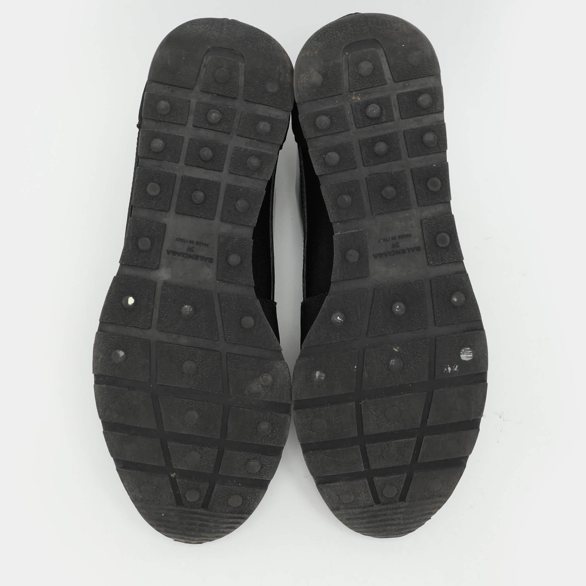 Balenciaga, scarpe da ginnastica basse in vernice nera e tessuto, taglia 39 in vendita 1