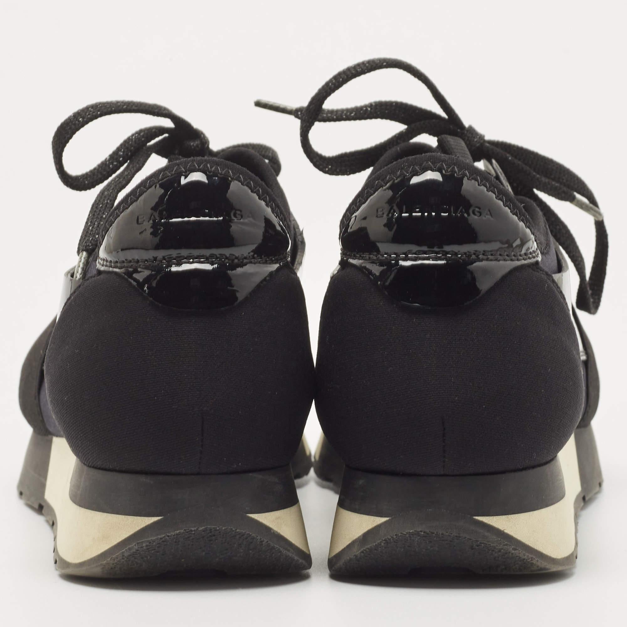 Balenciaga - Baskets Race Runner en cuir verni et tissu noir Taille 36 en vente 1