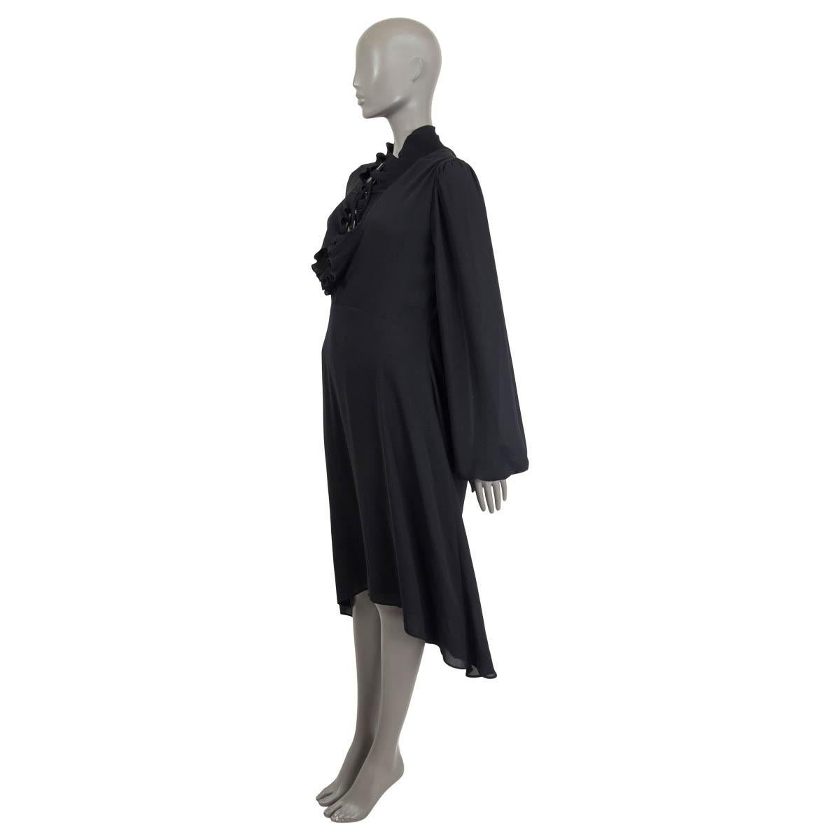 100% authentisches asymmetrisches Kleid in Übergröße von Balenciaga aus schwarzem Polyester (100%). Hoher Halsausschnitt mit Kordelzugverschluss und lange Glockenärmel. Unbeschriftet. Wurde getragen und ist in ausgezeichnetem Zustand.

Messungen
Tag