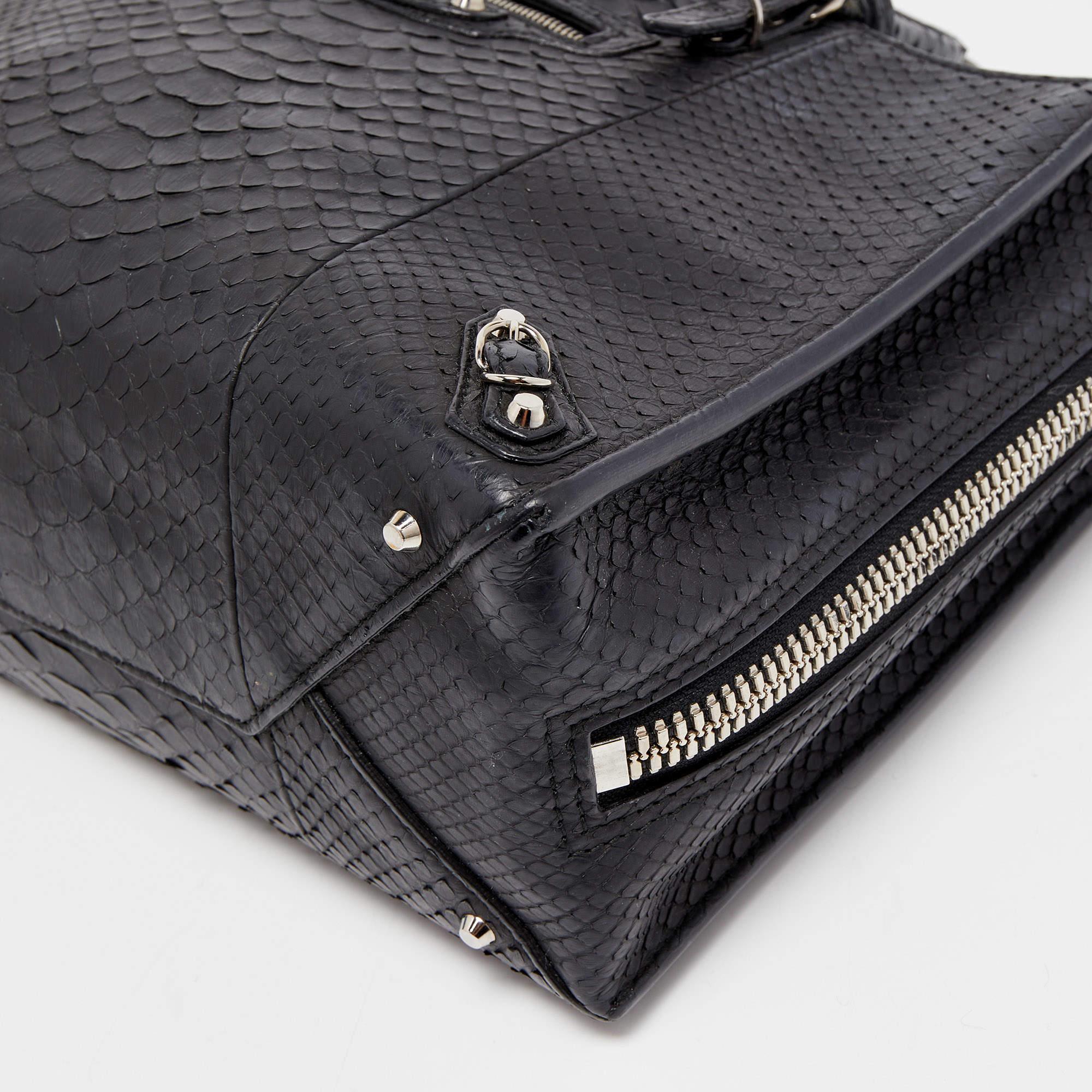 Balenciaga - Fourre-tout A6 zippé en python noir Pour femmes en vente