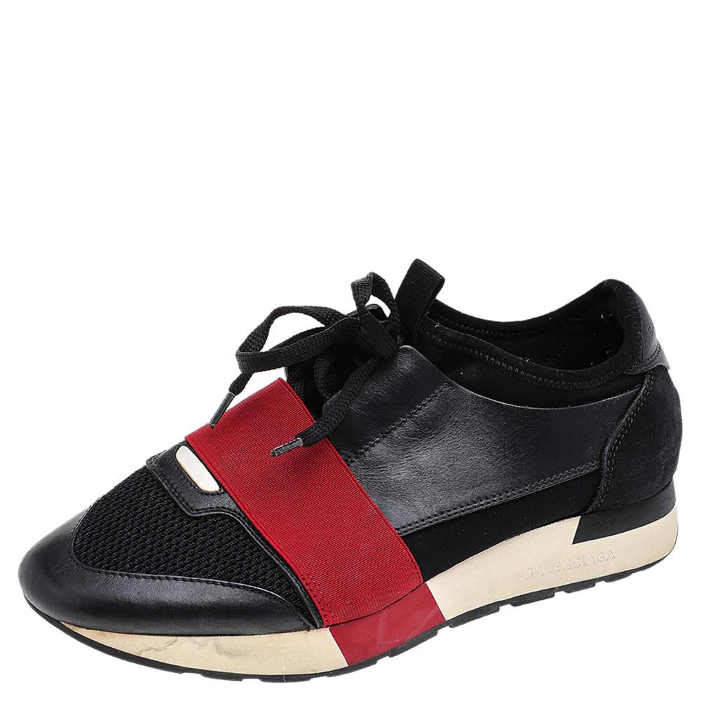 Cette paire de baskets Race Runner de Balenciaga est la dernière nouveauté en matière de chaussures. Ces baskets noires ont été confectionnées en daim, cuir, maille et néoprène et présentent une silhouette chic. Ils sont dotés d'orteils recouverts,
