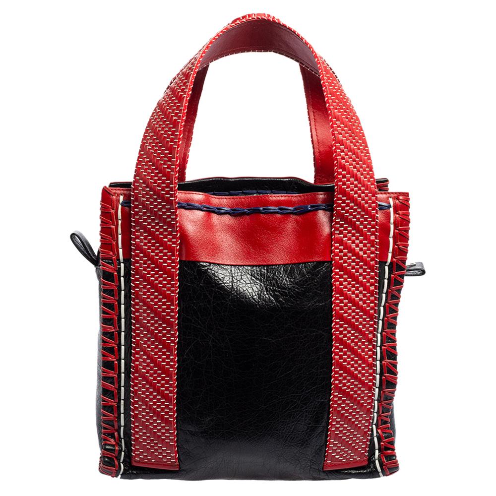 Balenciaga's Scaffold shopper tote in black and red leather brings two striking features: appeal and functional ease. It has two flat handles, a spacious interior, and eye-catching details.

Includes: Original Dustbag, Info Booklet
